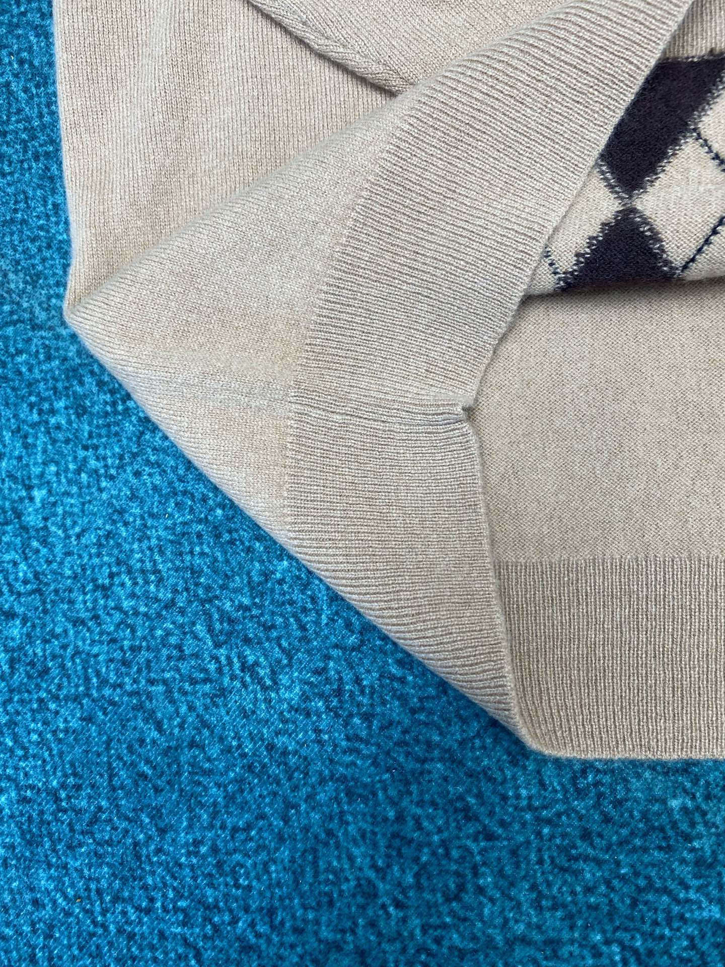 miumiu 25ss新款羊绒Polo衫菱形图案为这款柔软羊绒Polo毛衣的精致工艺增添了俏皮的优雅，按