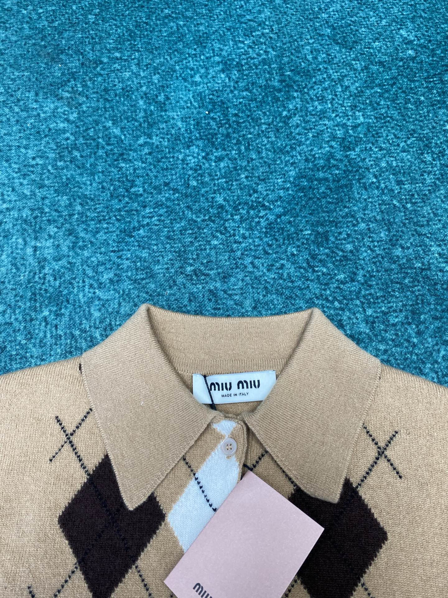 miumiu 25ss新款羊绒Polo衫菱形图案为这款柔软羊绒Polo毛衣的精致工艺增添了俏皮的优雅，按