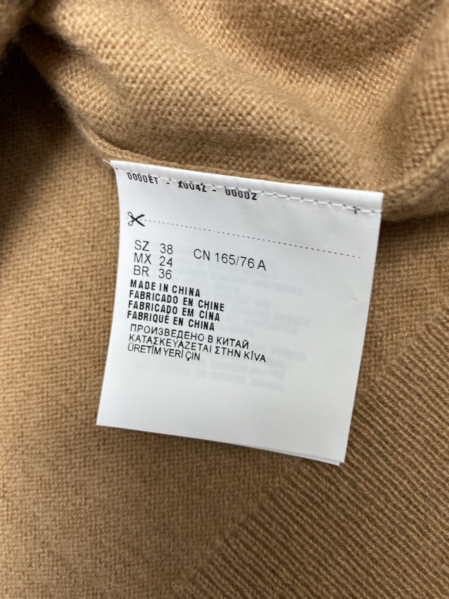 miumiu 25ss新款羊绒Polo衫菱形图案为这款柔软羊绒Polo毛衣的精致工艺增添了俏皮的优雅，按