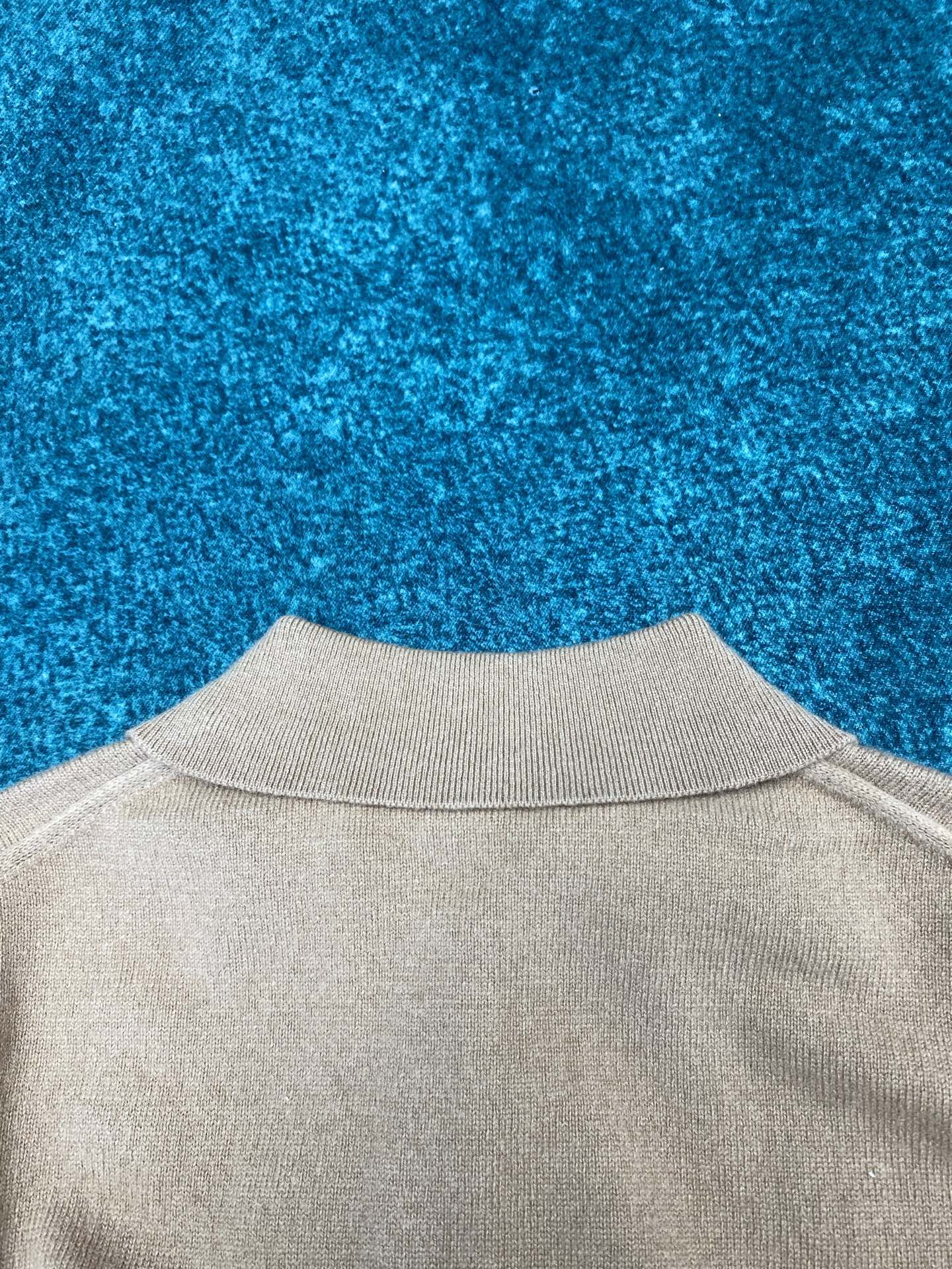 miumiu 25ss新款羊绒Polo衫菱形图案为这款柔软羊绒Polo毛衣的精致工艺增添了俏皮的优雅，按