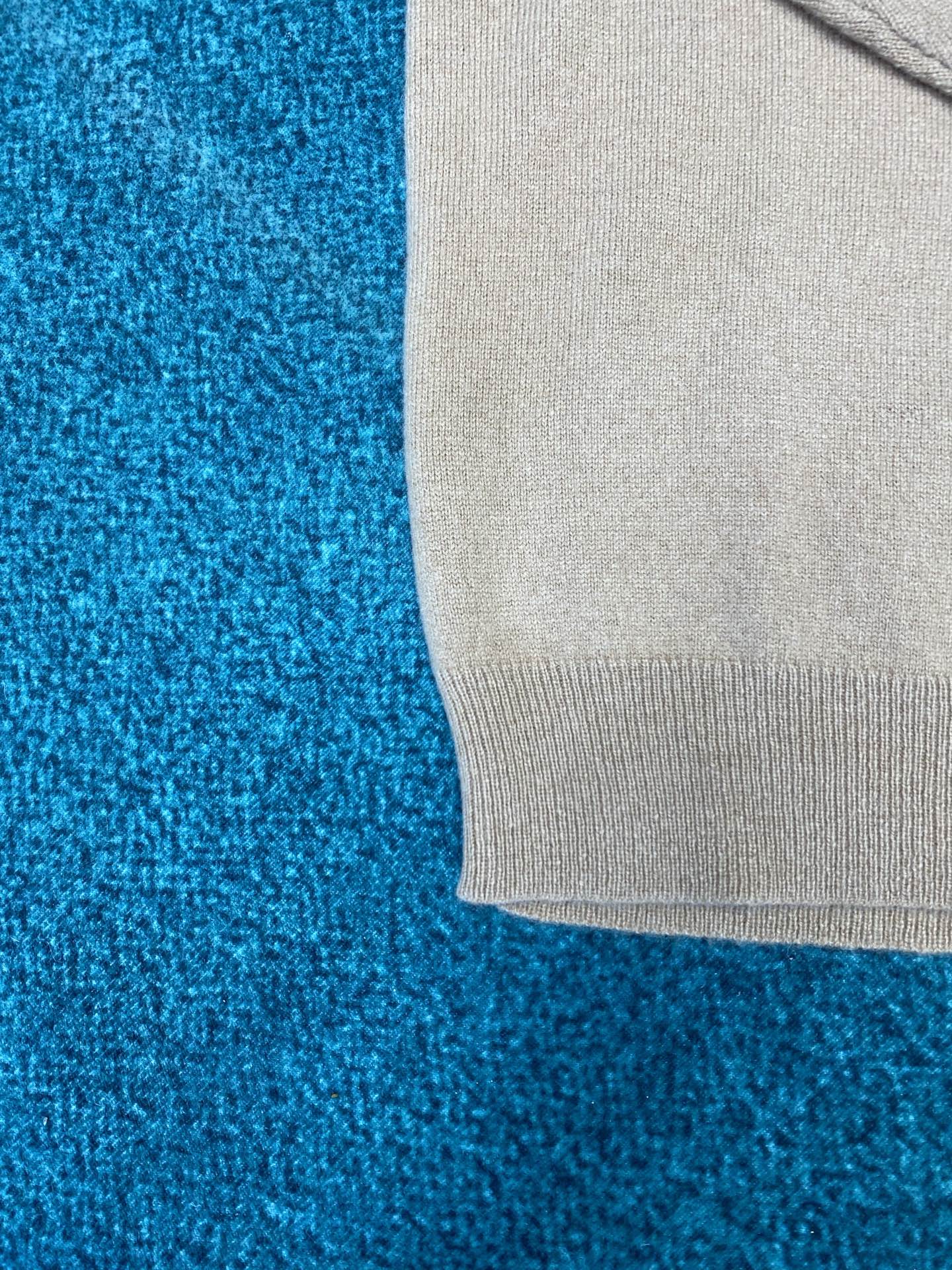 miumiu 25ss新款羊绒Polo衫菱形图案为这款柔软羊绒Polo毛衣的精致工艺增添了俏皮的优雅，按