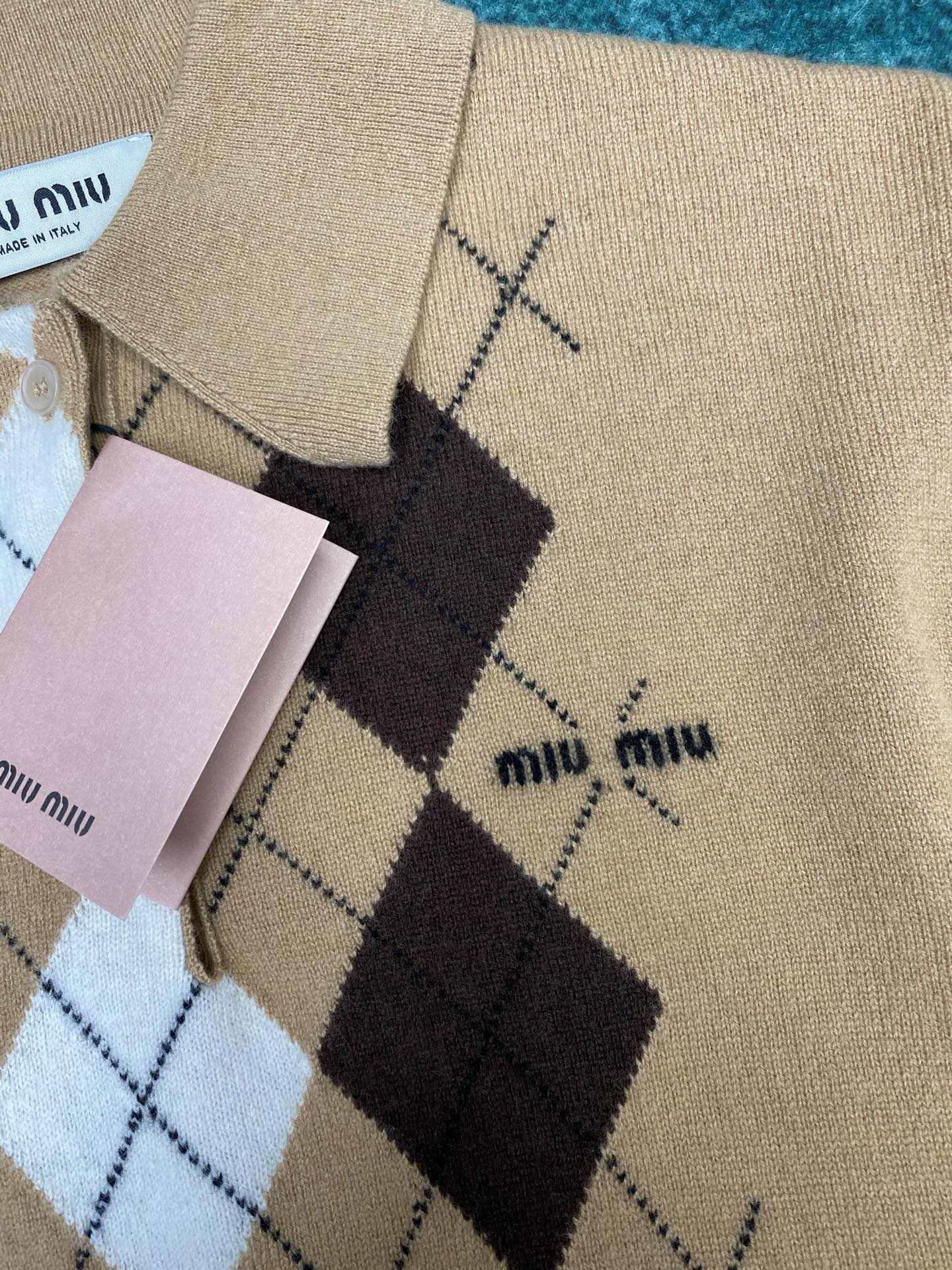 miumiu 25ss新款羊绒Polo衫菱形图案为这款柔软羊绒Polo毛衣的精致工艺增添了俏皮的优雅，按