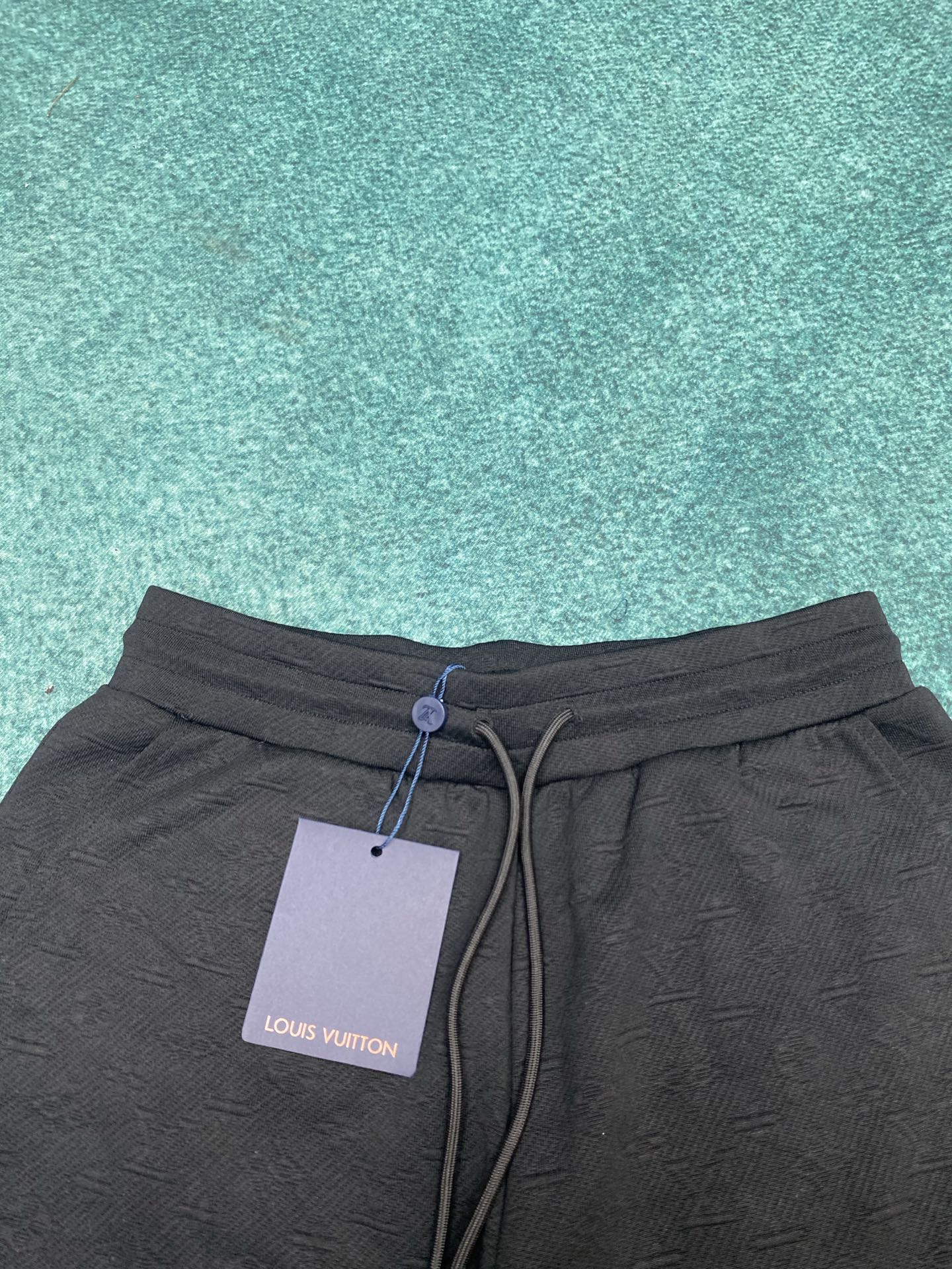 驴家 25ss新款MONOGRAM 绒面慢跑裤本款绒面慢跑裤以简约线条诠释闲雅格调，成就旅行或周末时光佳