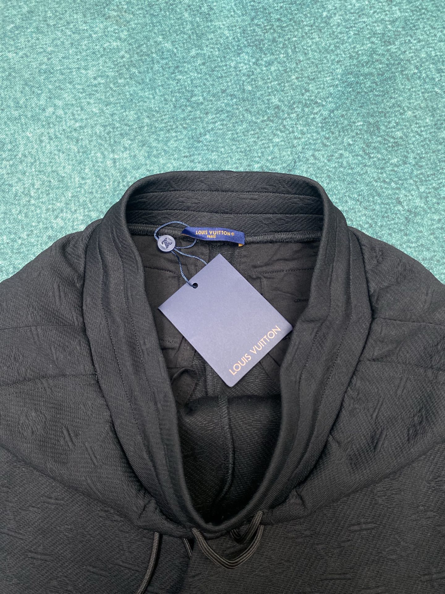 驴家 25ss新款MONOGRAM 绒面慢跑裤本款绒面慢跑裤以简约线条诠释闲雅格调，成就旅行或周末时光佳