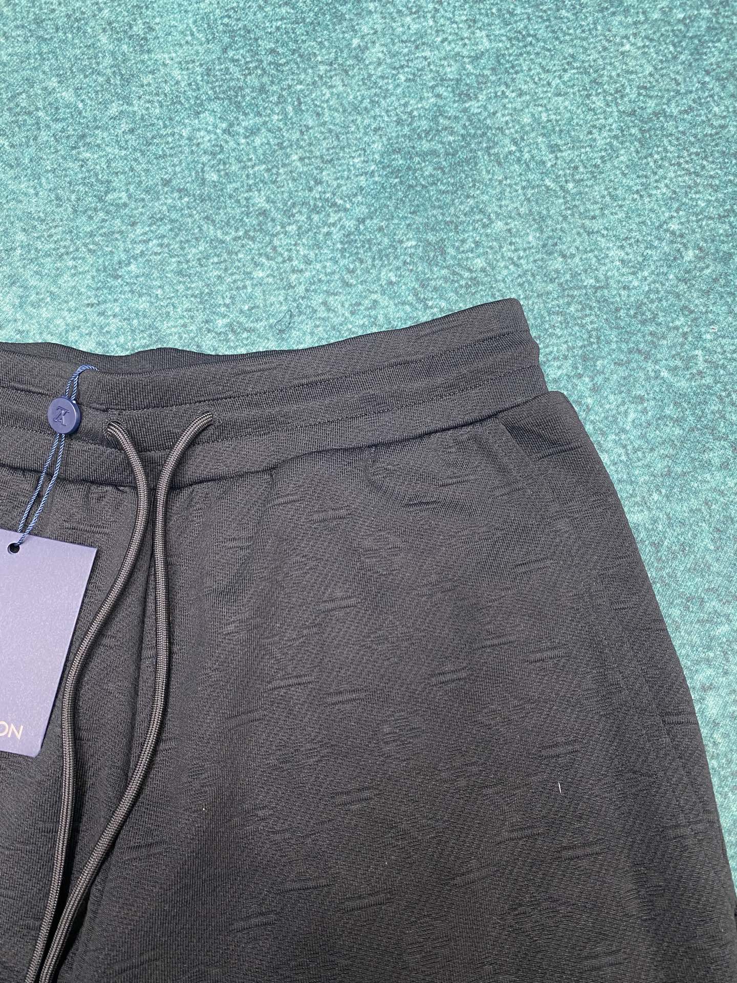 驴家 25ss新款MONOGRAM 绒面慢跑裤本款绒面慢跑裤以简约线条诠释闲雅格调，成就旅行或周末时光佳