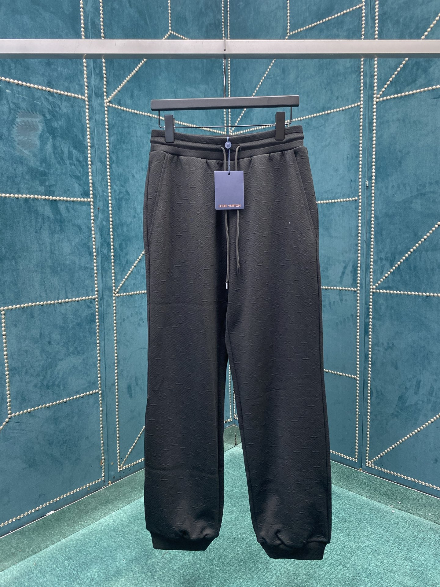 NO:571438,Lujia 25ss new MONOGRAM suede joggers. This suede jogger interprets a casual and elegant style with simple lines, making it a good choice for travel or weekend time. The full-width Monogram pattern injects subtle texture into the technical knitted fabric, and the waist drawstring and ribbed trousers create a comfortable experience. Suitable to match with the same style of sweatshirt. Size S.M.L.XL.,, louis vuitton, louis vuitton, alexander wang19860909驴家 25ss新款MONOGRAM 绒面慢跑裤本款绒面慢跑裤以简约线条诠释闲雅格调,成就旅行或周末时光佳选.全幅 Monogram 图案为科技针织面料注入微妙质感,腰部抽绳与罗纹裤脚共筑舒适体验.与同款运动衫搭配相宜. 码数S.M.L.XL.,,louis vuitton,louis vuitton,alexander wang,Men's clothing