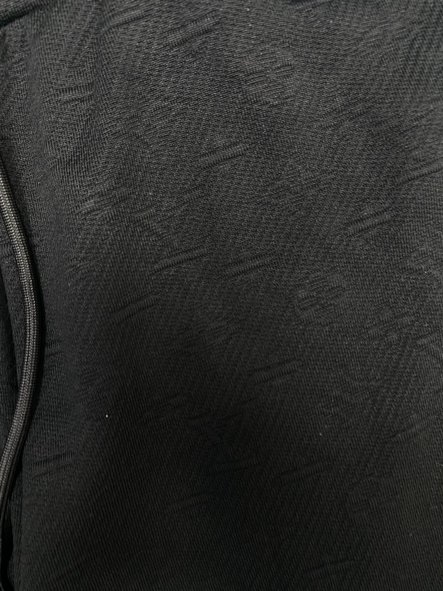 驴家 25ss新款MONOGRAM 绒面慢跑裤本款绒面慢跑裤以简约线条诠释闲雅格调，成就旅行或周末时光佳