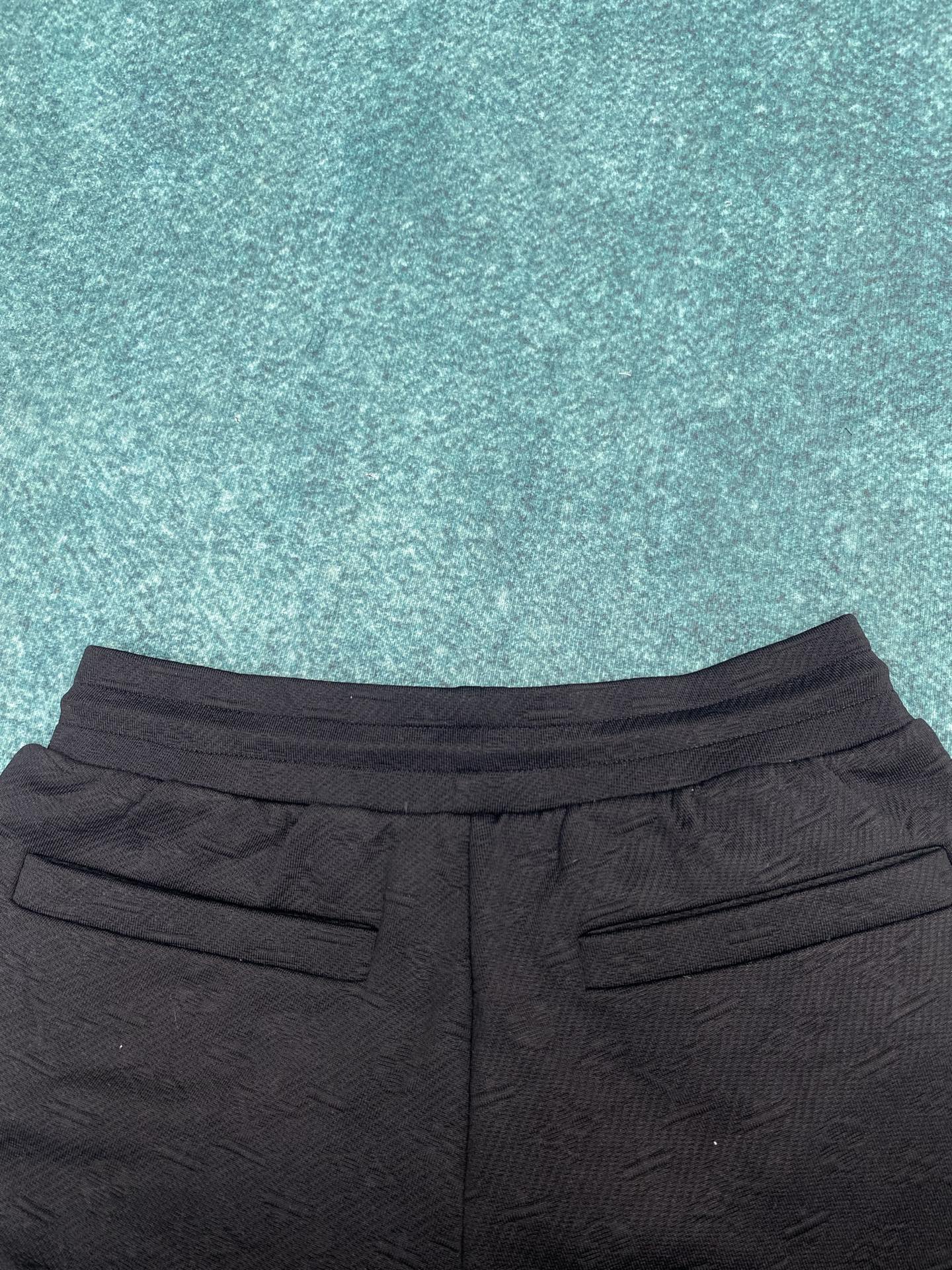 驴家 25ss新款MONOGRAM 绒面慢跑裤本款绒面慢跑裤以简约线条诠释闲雅格调，成就旅行或周末时光佳