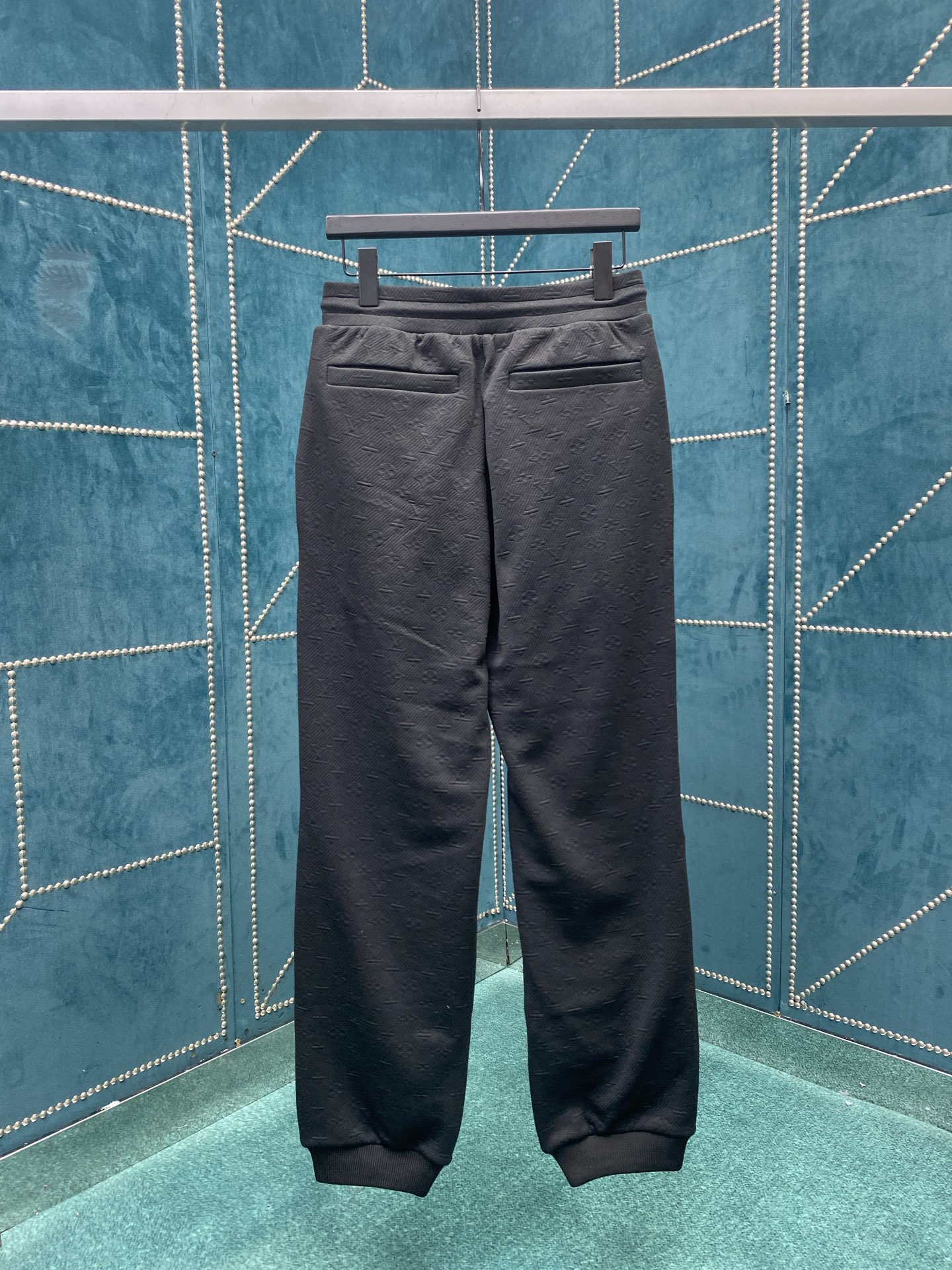 驴家 25ss新款MONOGRAM 绒面慢跑裤本款绒面慢跑裤以简约线条诠释闲雅格调，成就旅行或周末时光佳