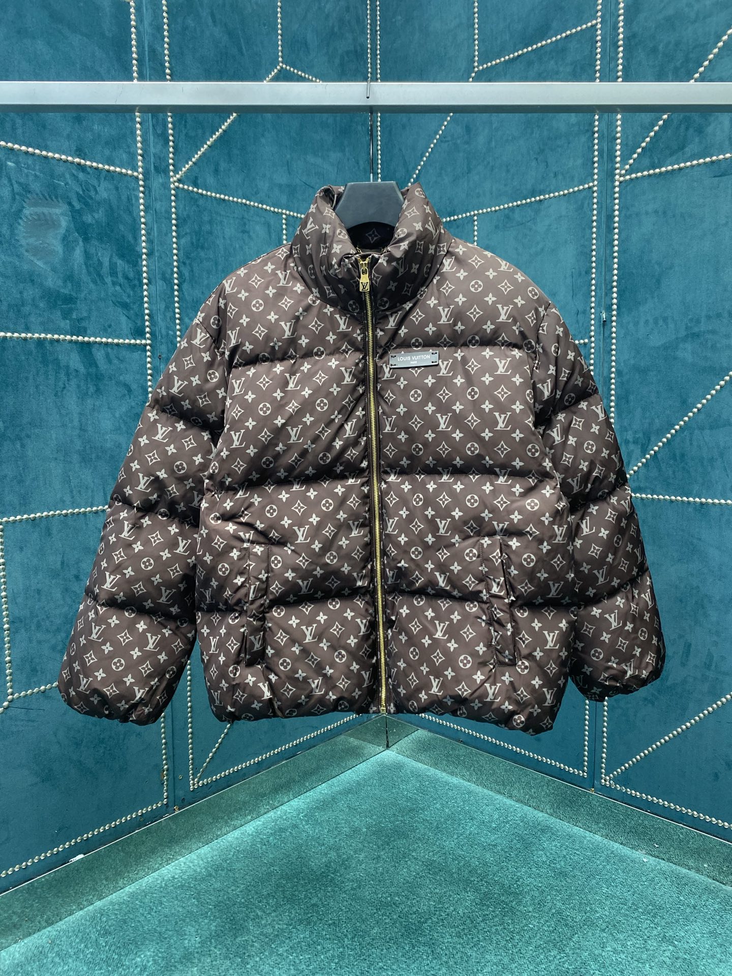 NO:571427,Lujia 25ss new style full-print down jacket with hand-stitched coffee-colored brand lettering leather patch on the front, metal zipper placket, elastic elastic band cuffs and hem, same size for men and women, size 46.48.50.52.,,louis vuitton,louis vuitton,down jacket,alexander wang19860909驴家25ss新款满印羽绒服前胸手缝咖色品牌字母皮牌 金属拉链开合门襟 弹力松紧带袖口及下摆男女同款 码数46.48.50.52.,,louis vuitton,louis vuitton,down jacket,alexander wang,Men's clothing