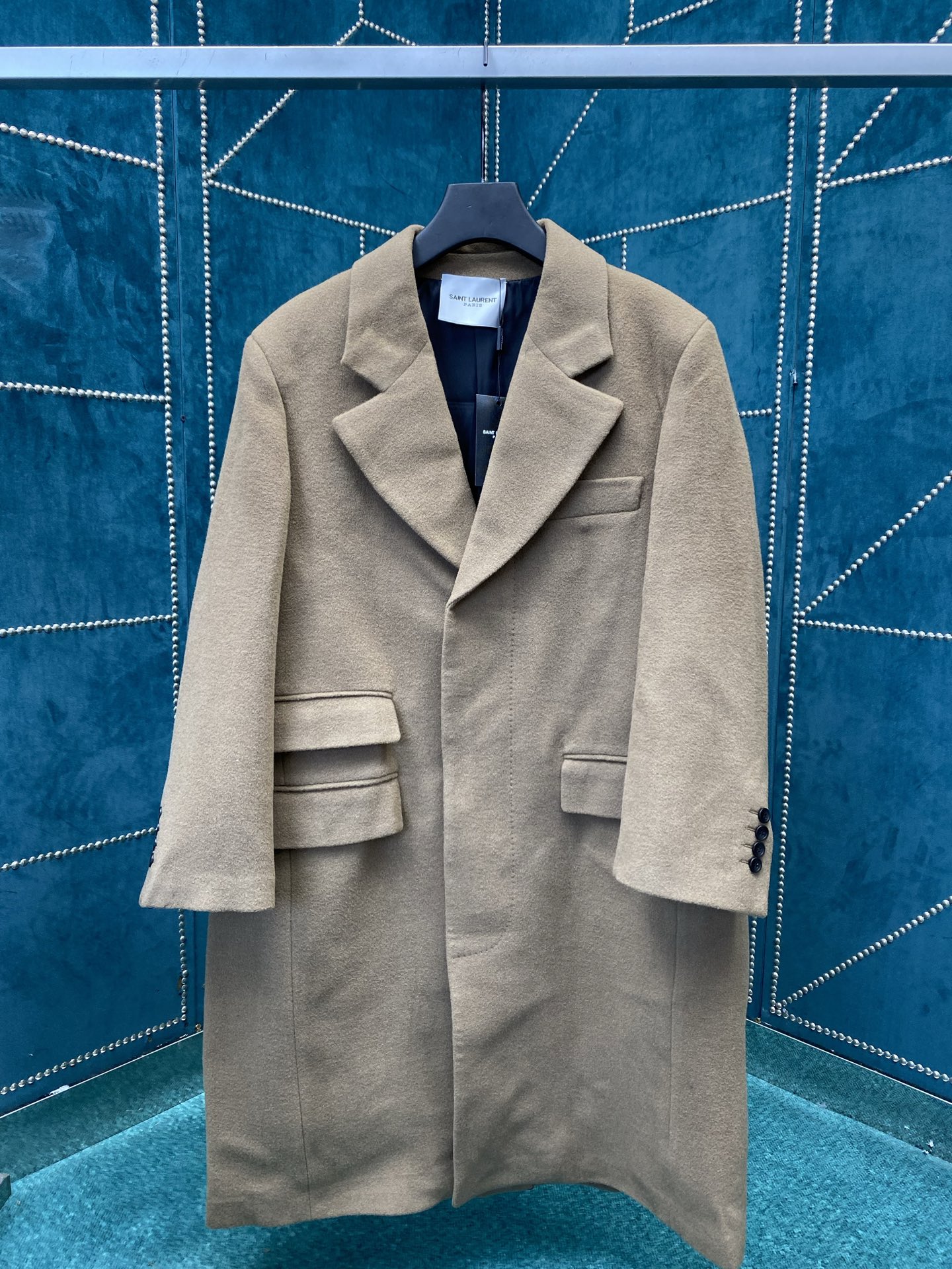 圣罗兰 25ss新款长风衣外套 袖口处缝有同色饰扣 码数：S.M.