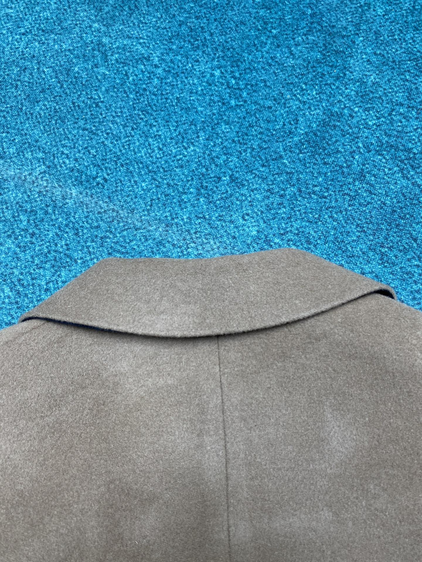 圣罗兰 25ss新款长风衣外套 袖口处缝有同色饰扣 码数：S.M.