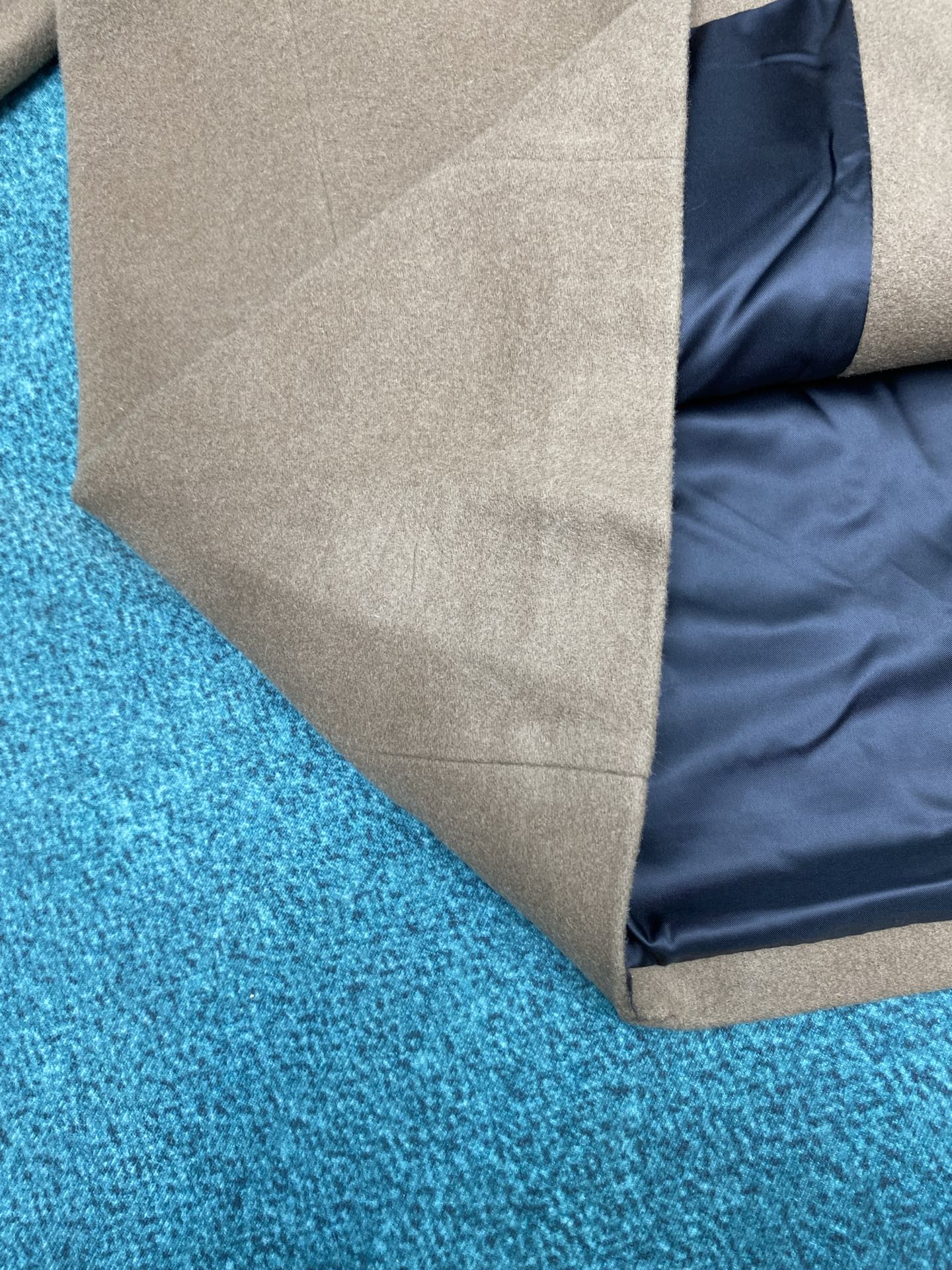 圣罗兰 25ss新款长风衣外套 袖口处缝有同色饰扣 码数：S.M.