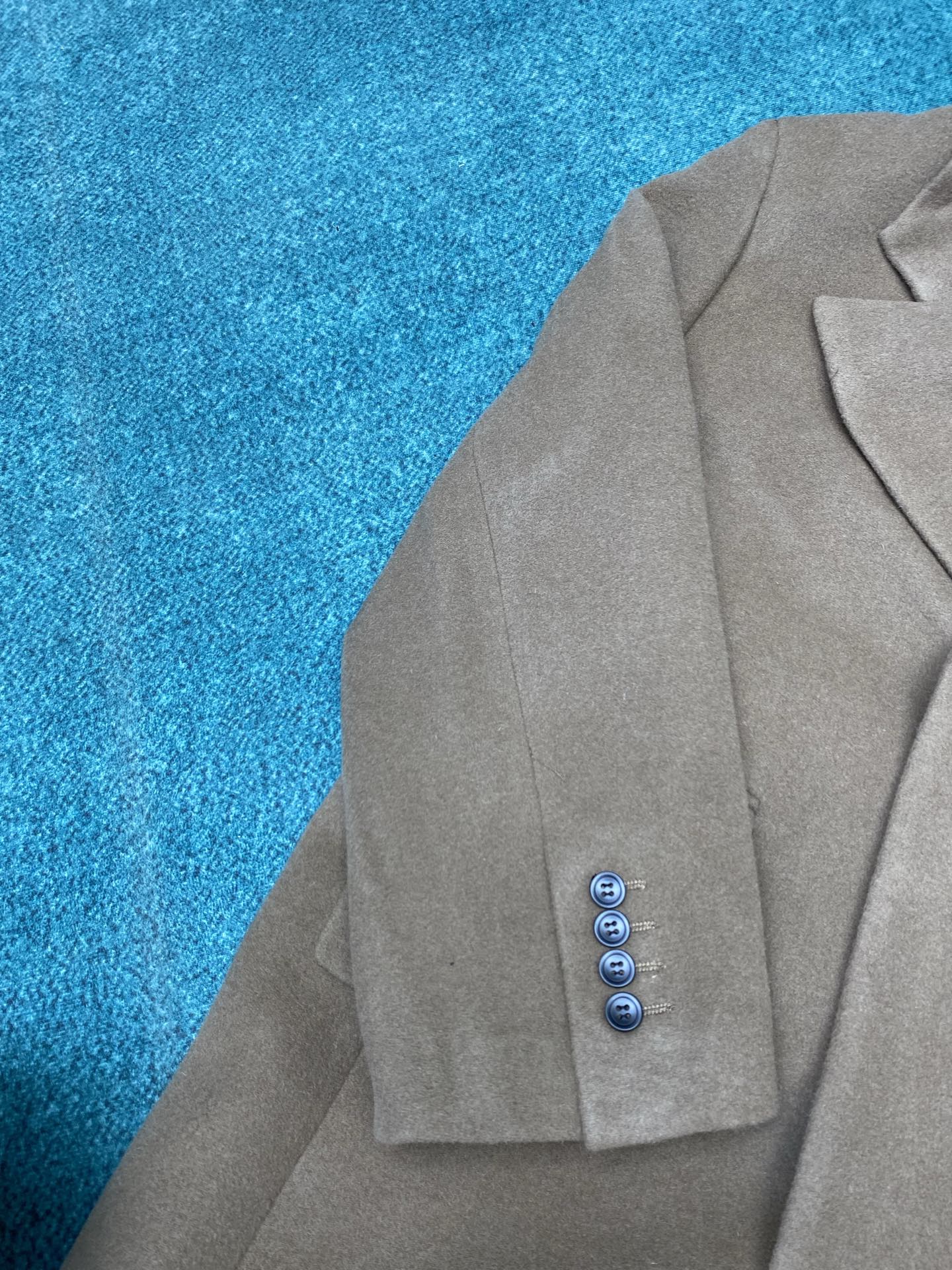 圣罗兰 25ss新款长风衣外套 袖口处缝有同色饰扣 码数：S.M.