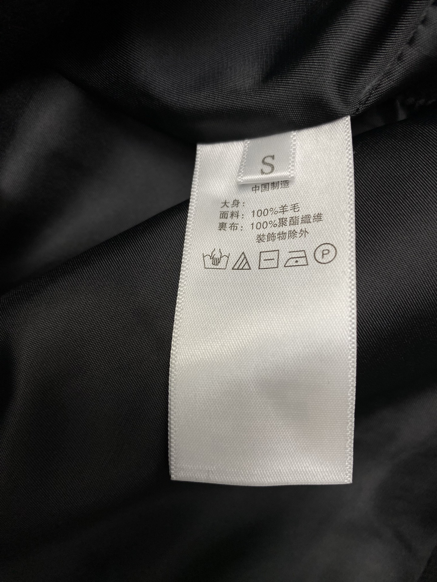 圣罗兰 25ss新款长风衣外套 袖口处缝有同色饰扣 码数：S.M.