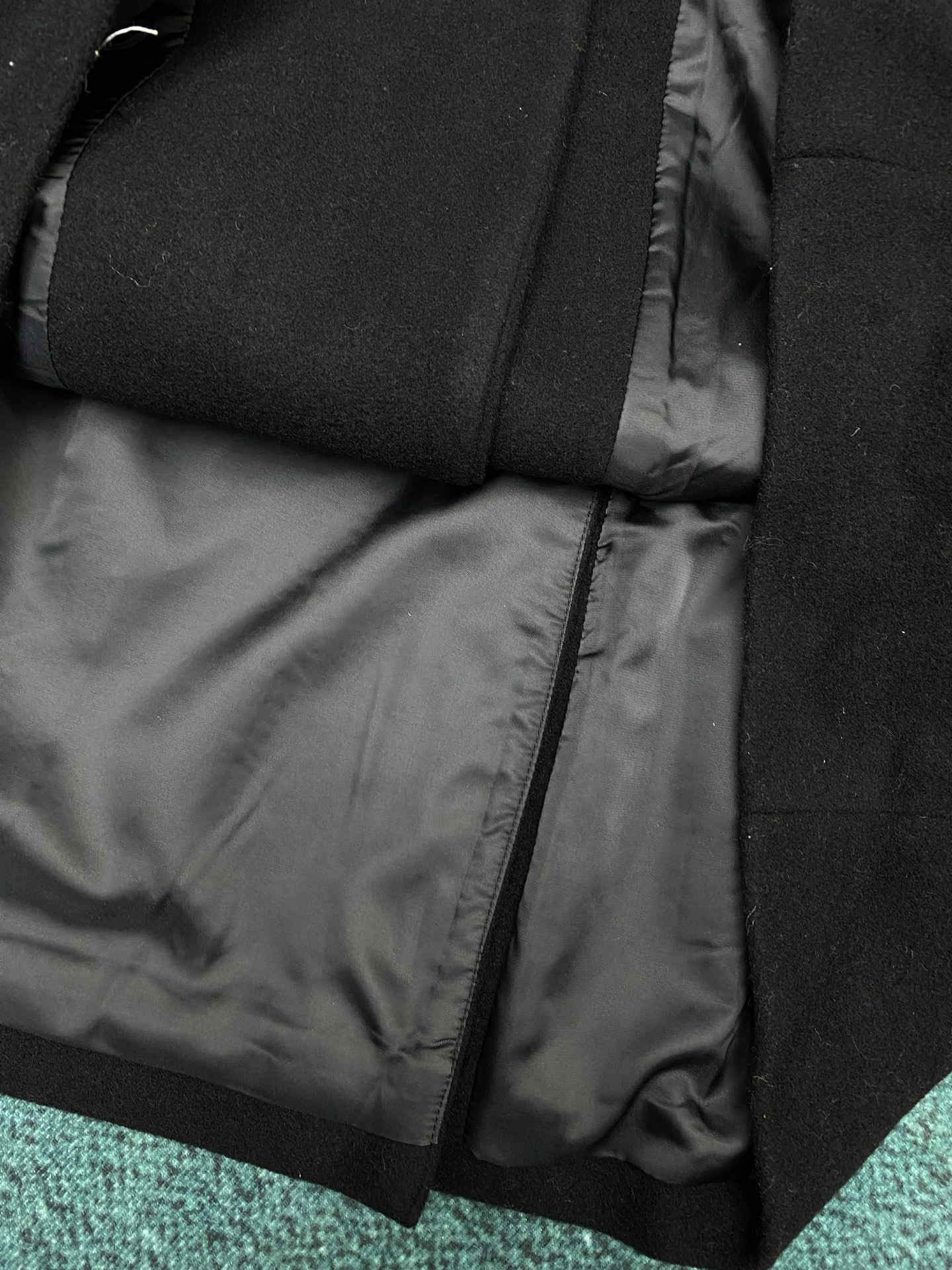 圣罗兰 25ss新款长风衣外套 袖口处缝有同色饰扣 码数：S.M.