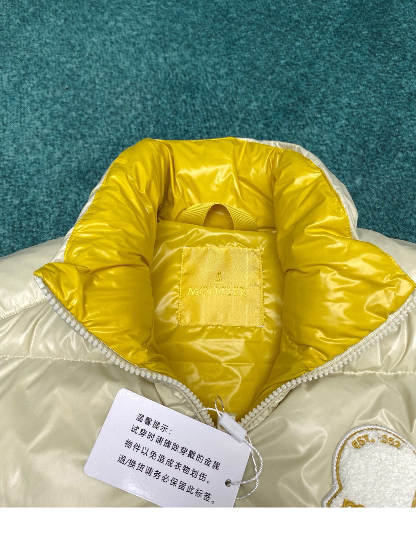 羽绒 蒙口 25ss新款TriPiti短款羽绒夹克 TriPiti羽绒夹克采用功能性亮面尼龙面料制成，舒