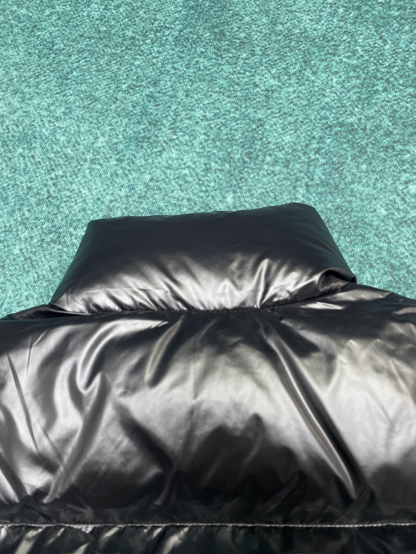 羽绒 蒙口 25ss新款TriPiti短款羽绒夹克 TriPiti羽绒夹克采用功能性亮面尼龙面料制成，舒