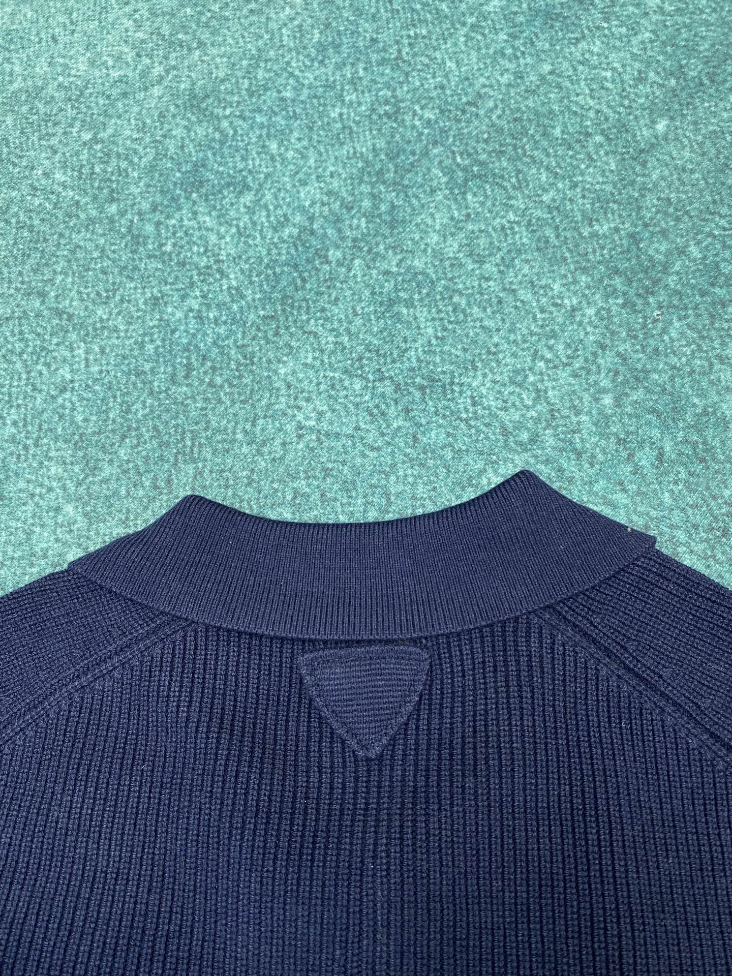 普拉达 25ss新款Oversize羊绒Polo衫领毛衣这款羊绒罗纹针织Polo衫领毛衣拥有柔和线条，质