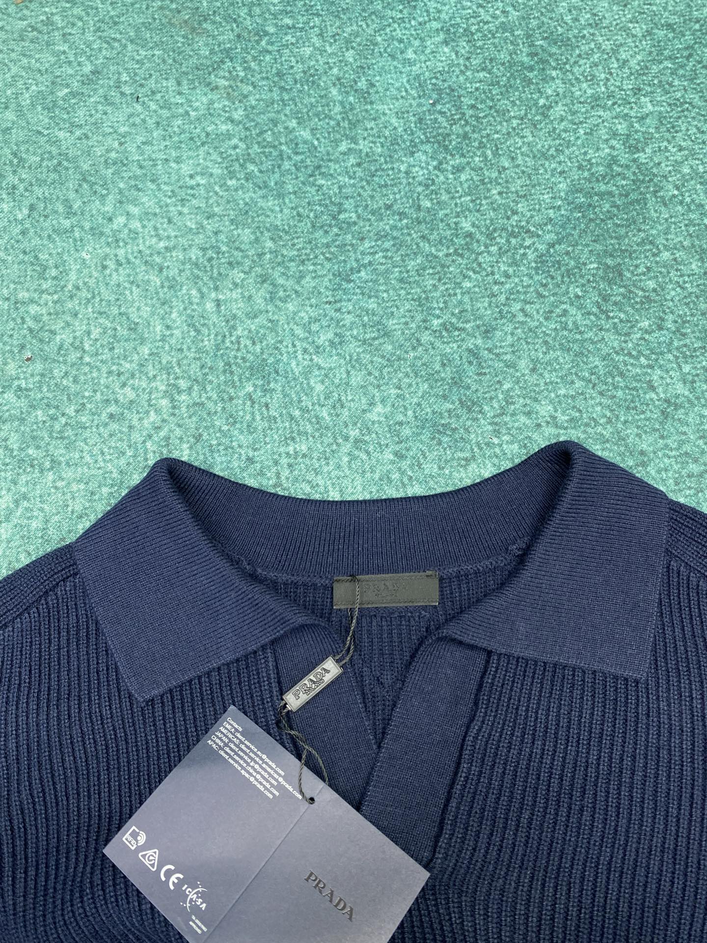 普拉达 25ss新款Oversize羊绒Polo衫领毛衣这款羊绒罗纹针织Polo衫领毛衣拥有柔和线条，质