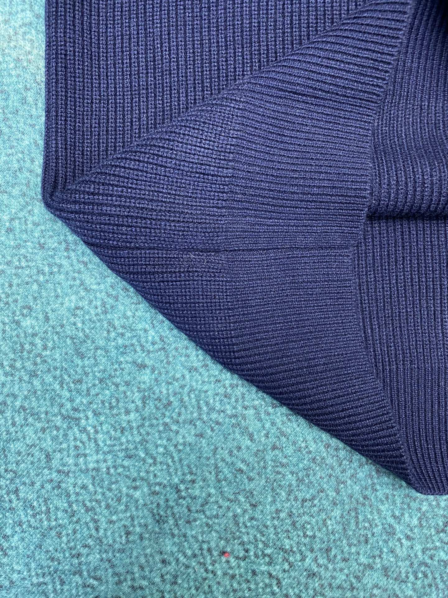 普拉达 25ss新款Oversize羊绒Polo衫领毛衣这款羊绒罗纹针织Polo衫领毛衣拥有柔和线条，质