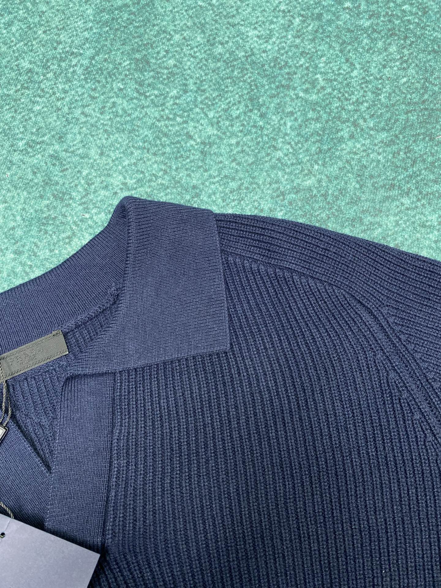 普拉达 25ss新款Oversize羊绒Polo衫领毛衣这款羊绒罗纹针织Polo衫领毛衣拥有柔和线条，质