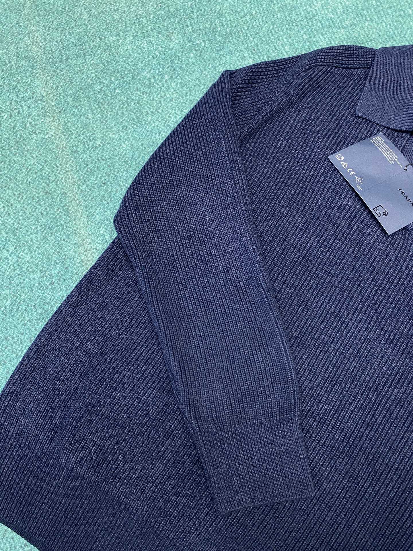 普拉达 25ss新款Oversize羊绒Polo衫领毛衣这款羊绒罗纹针织Polo衫领毛衣拥有柔和线条，质