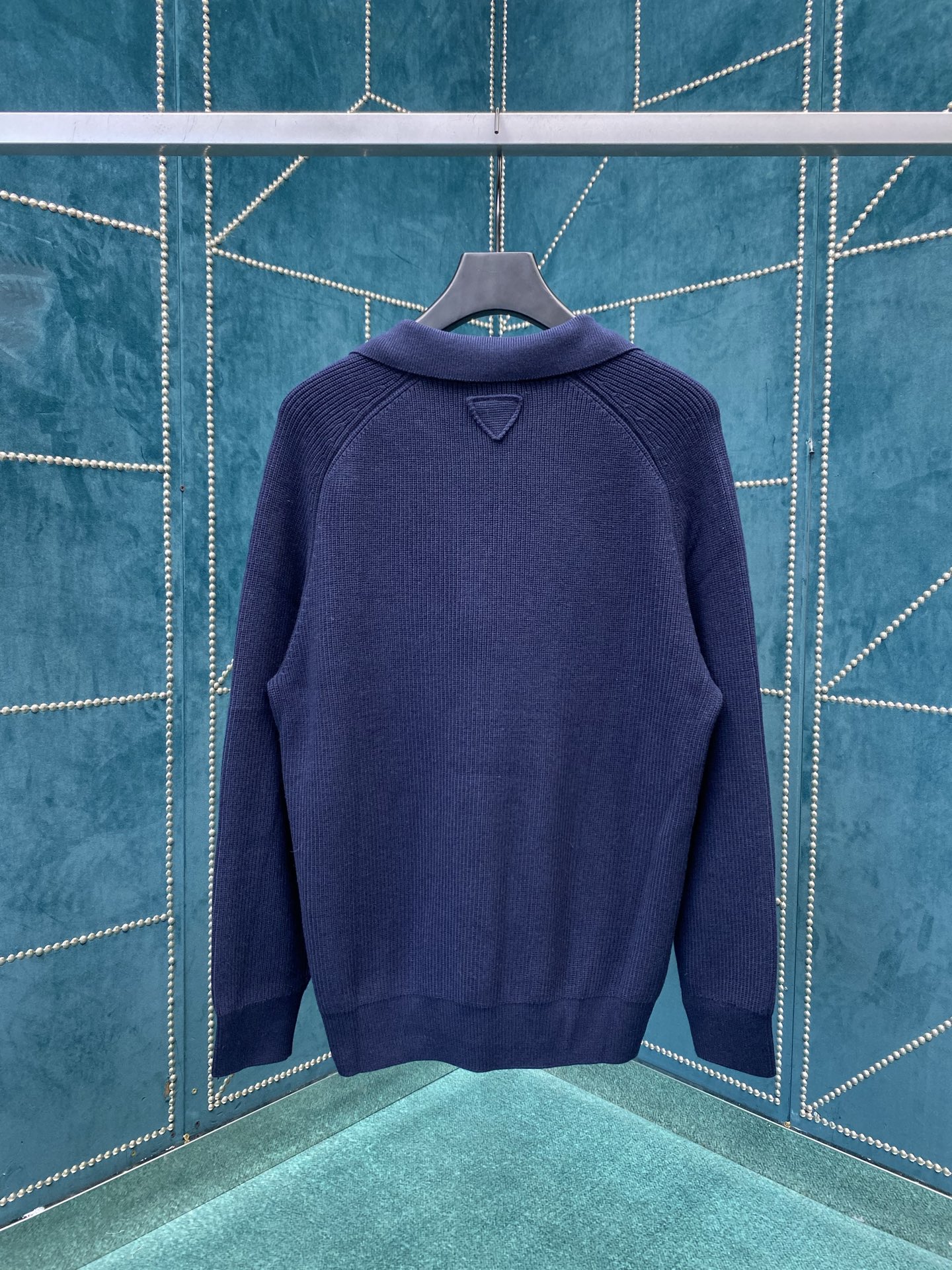 普拉达 25ss新款Oversize羊绒Polo衫领毛衣这款羊绒罗纹针织Polo衫领毛衣拥有柔和线条，质