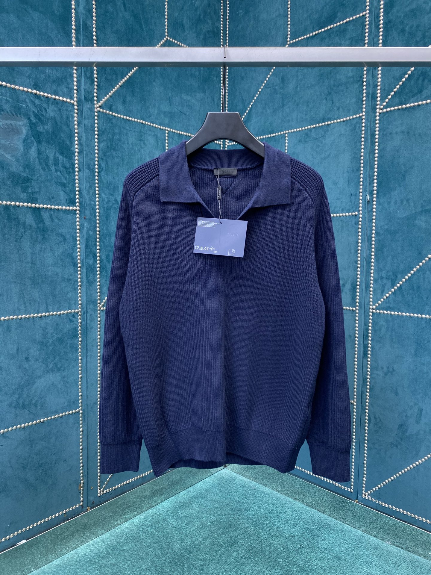 NO:571428,Prada 25ss new Oversize cashmere Polo collar sweater. This cashmere ribbed knitted Polo collar sweater has soft lines and soft texture. Size S.M.L.XL.,,prada,versace,sweaters,alexander wang19860909普拉达25ss新款Oversize羊绒Polo衫领毛衣这款羊绒罗纹针织Polo衫领毛衣拥有柔和线条,质感柔软. 码数S.M.L.XL.,,prada,versace,sweaters,alexander wang,Men's clothing