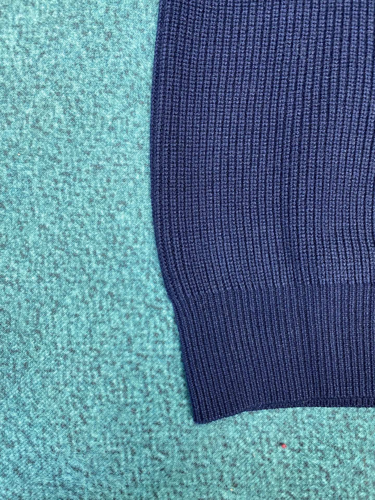 普拉达 25ss新款Oversize羊绒Polo衫领毛衣这款羊绒罗纹针织Polo衫领毛衣拥有柔和线条，质