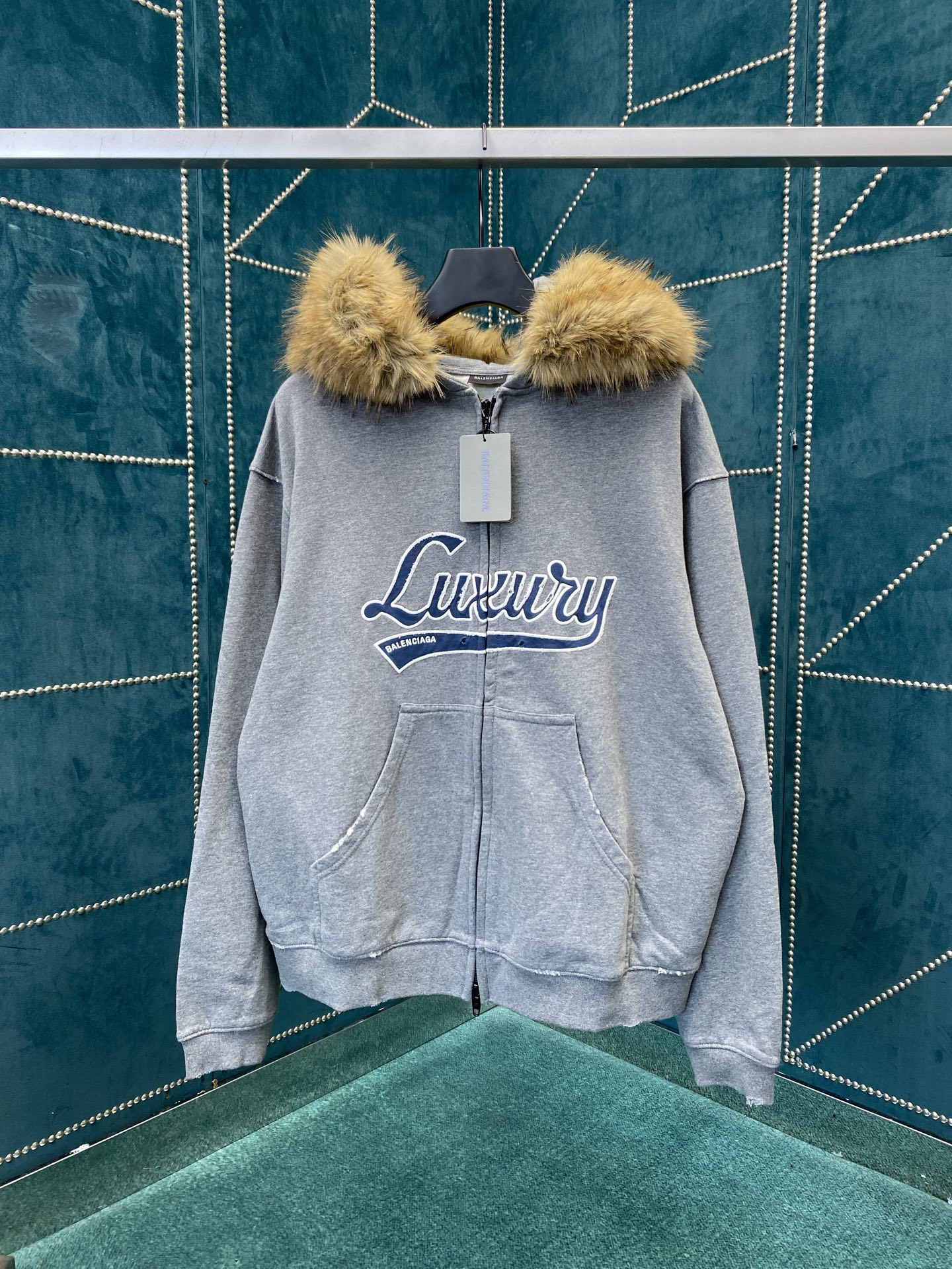 NO:540888,Paris 25ss new LUXURY SCRIPT silhouette zipper hooded sweatshirt Luxury Script dark grey and blue silhouette zipper hooded sweatshirts unveiled in Balenciaga 2025 winter series Look 40. Size number XS.S.M.L.,,balenciaga,hoodie,sweatshirts,hats,alexander wang19860909巴黎25ss新款LUXURY SCRIPT廓形拉链连帽卫衣Luxury Script深杂灰色和蓝色廓形拉链连帽卫衣,亮相于Balenciaga 2025冬季系列Look 40.码数XS.S.M.L.,,balenciaga,hoodie,sweatshirts,hats,alexander wang,Men's clothing