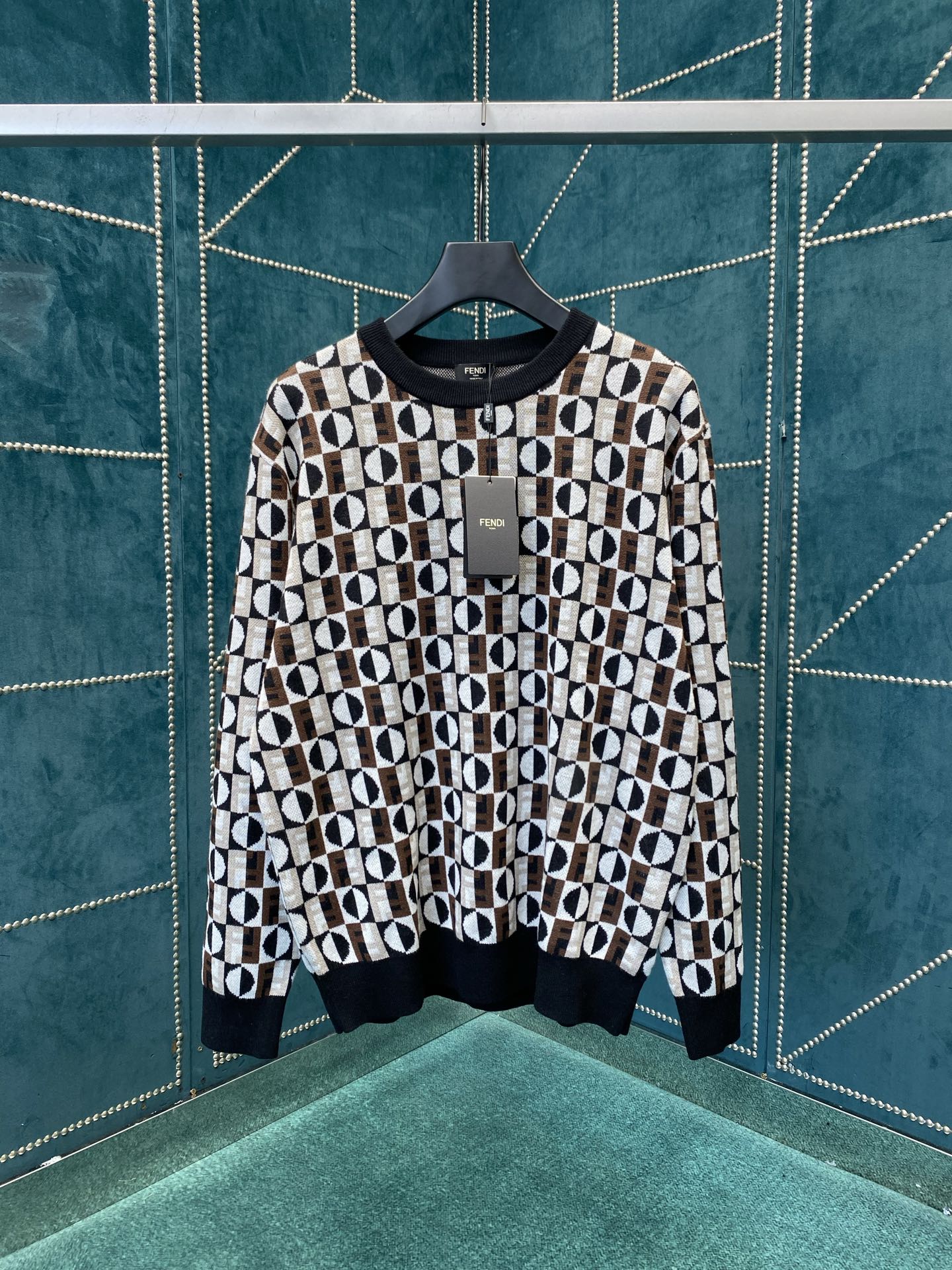 NO:540893,Fendi 25ss new pullover color block wool sweater standard tailored round neck pullover. Jacquard wool yarn material, decorated with brown, white, and black three-color 3D three-dimensional effect FENDI Optical geometric pattern. Pure black ribbed trim. S.M.L.XL.,,fendi,fendi,sweaters,alexander wang19860909芬迪25ss新款套头衫拼色羊毛毛衣标准剪裁圆领套头衫.提花羊毛纱线材质,饰有棕色、白色、黑色三色3D立体效果FENDI Optical几何图案.纯黑色罗纹饰边. 码数S.M.L.XL.,,fendi,fendi,sweaters,alexander wang,Men's clothing