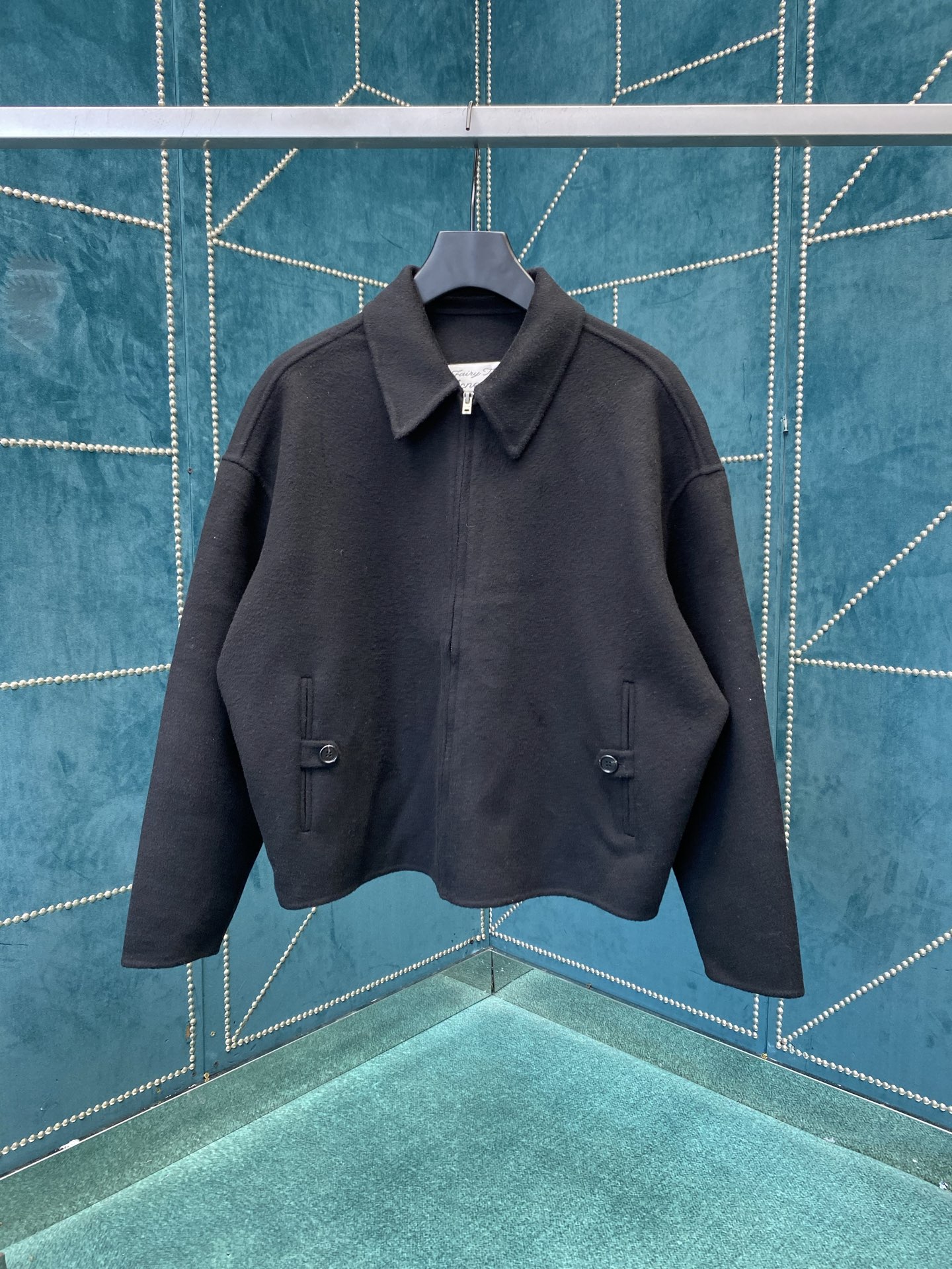 NO:540899,Acne25ss New Cashmere Jacket This jacket is made of cashmere blended fabric, with a polished surface for a more advanced soft touch. The design is equipped with side pockets and adjustable belt buckles, both with buttons closed. Cut into a loose fit, length to hips. Size S.M.L.XL.,,acne studios, jackets & coats,alexander wang19860909Acne25ss新款开司米夹克这款夹克采用开司米混纺面料制成,表面经过磨毛处理,带来更加高级的柔软触感.设计上设有侧袋和可调节的腰带扣,均采用纽扣闭合.剪裁为宽松版型,长度至臀部. 码数S.M.L.XL.,,acne studios,jackets & coats,alexander wang,Men's clothing