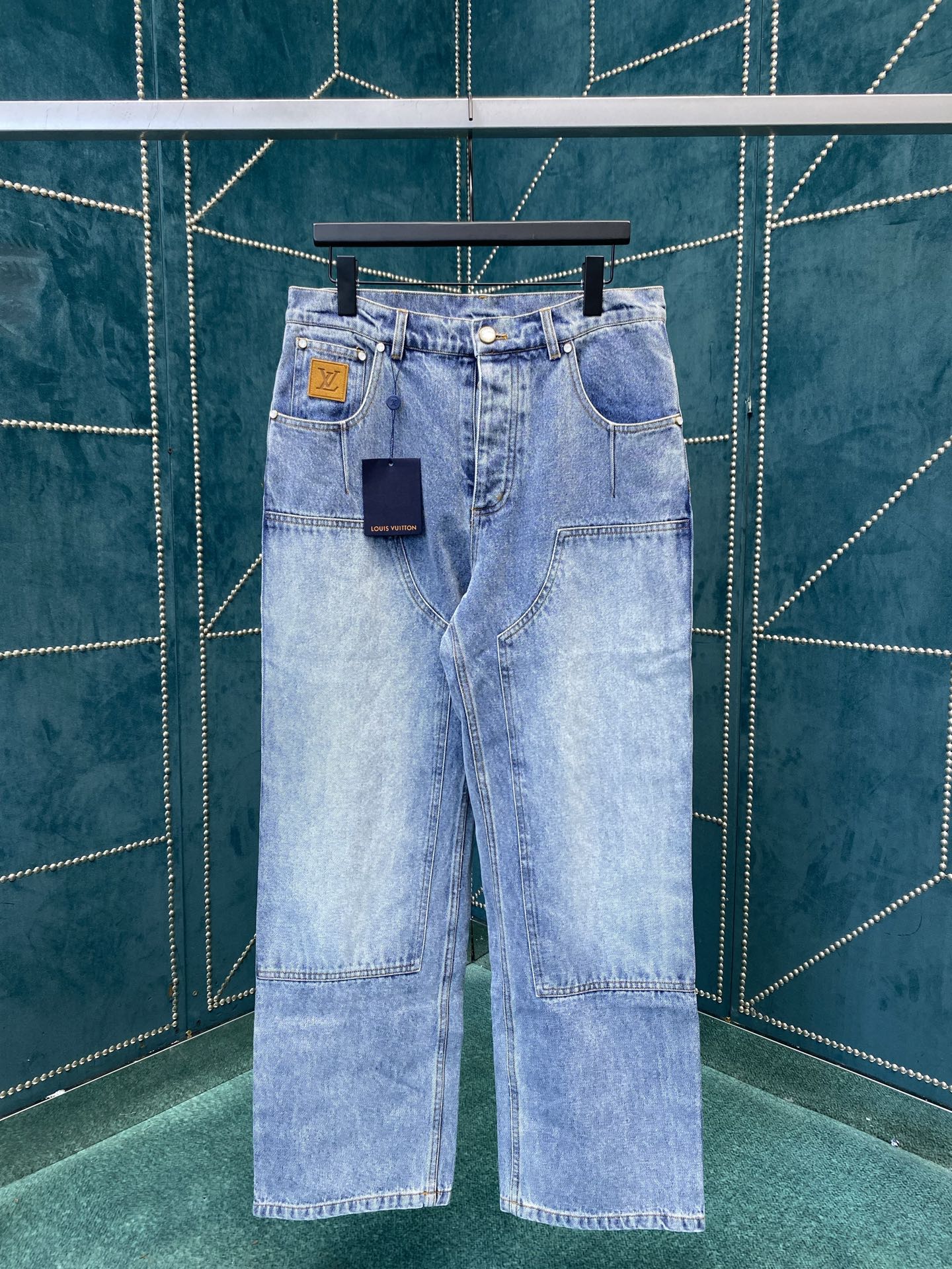 NO:540880,Donkey 25ss new jeans Simple skateboard pants silhouette Non-sued LV patch with Mini Damier tags with separate ticket bags and rear pearlescent rivets and rear Damier tags perfect details. S.M.L.XL.,,louis vuitton,louis vuitton,louis vuitton,jeans,alexander wang19860909驴家 25ss新款牛仔裤 简约滑板裤廓形 正绒面革 LV 贴饰与 Mini Damier 标签分饰票袋和后部 珠光铆钉和后部 Damier 标签完善细节. 码数S.M.L.XL.,,louis vuitton,louis vuitton,louis vuitton,jeans,alexander wang,Men's clothing