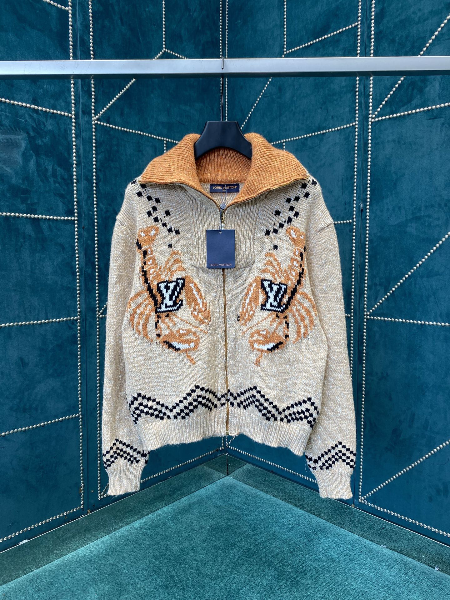 NO:540876,Donkey 25ss new zipper knitted waist jacket This knitted waist jacket is from the 2025 autumn and winter series jointly developed by Pharrell Williams and Nigo. It greets the latter's Japanese heritage with a lively inlay pattern. The front embroidered LV logo lobster is decorated with cherry blossoms and Japanese handwriting logos on the back. The beaded zipper head adds an elegant atmosphere to the warm design. S.M.L.XL.,,louis vuitton,louis vuitton,louis vuitton,jackets & coats,alexander wang19860909驴家25ss新款拉链针织束腰夹克本款针织束腰夹克出自 Pharrell Williams 和 Nigo 携手合作的 2025 秋冬系列,以灵动嵌花图案致意后者的日本传承.正面刺绣 LV 标识龙虾,后部饰以樱花和日式手写体标识,珠饰拉链头为舒暖设计增添雅致气息. 码数S.M.L.XL.,,louis vuitton,louis vuitton,louis vuitton,jackets & coats,alexander wang,Men's clothing