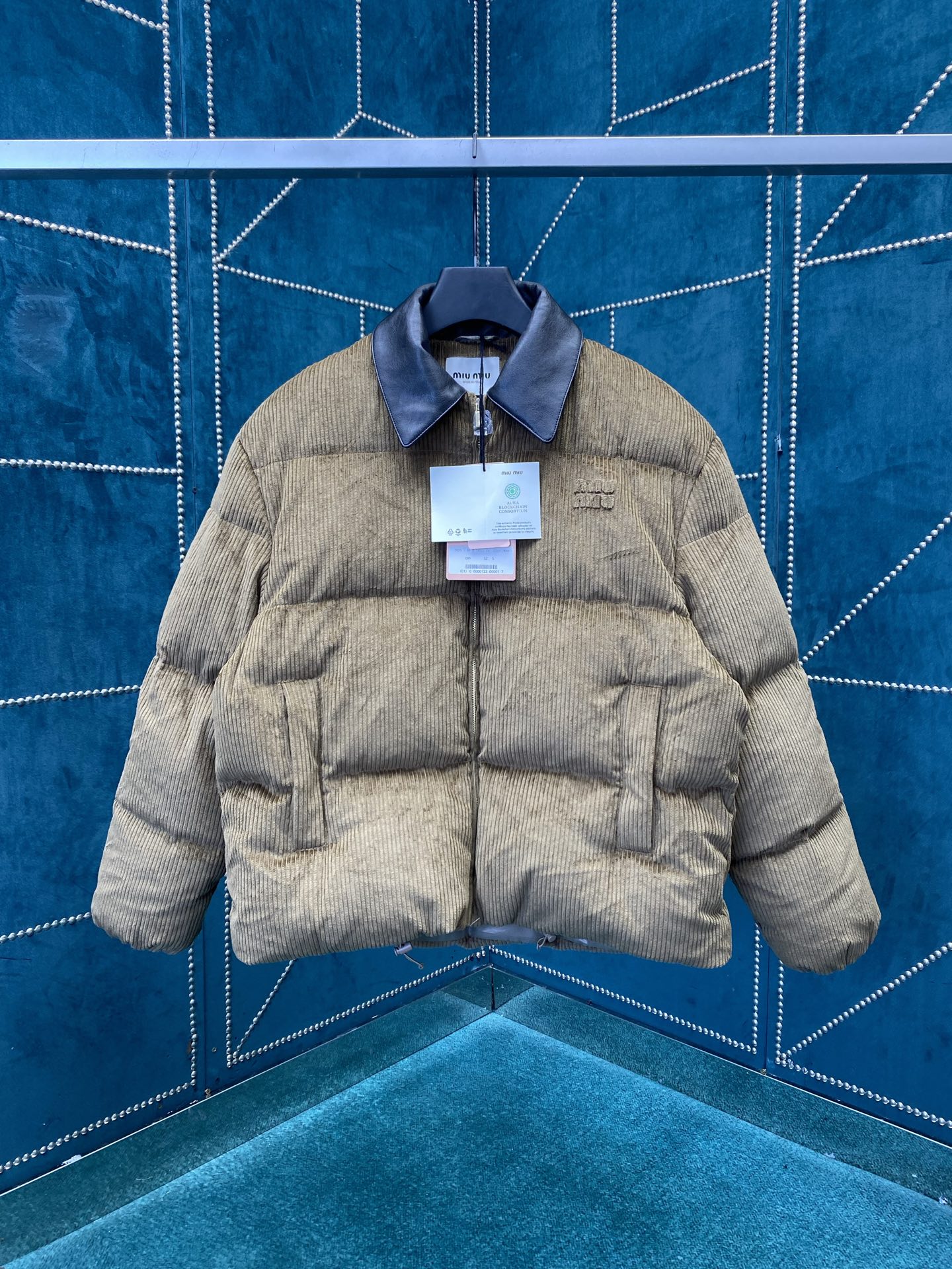 NO:540874,Miumiu25ss new corduroy and Nappa leather down jackets The unique corduroy texture highlights the striped design of this down jacket, adding elegance and versatility to the volume of the silhouette. Nappa leather neckline and embroidered logo emphasize its signature style. S.M.L.XL.,,miumiu, jackets & coats, down jacket, alexander wang19860909miumiu25ss新款灯芯绒和Nappa皮革羽绒夹克独特的灯芯绒质感突显这款羽绒夹克的条纹设计,为廓形的体积增添高雅和多功能性.Nappa皮革领口和同色系刺绣徽标强调其标志性风格. 码数S.M.L.XL.,,miumiu,jackets & coats,down jacket,alexander wang,Men's clothing