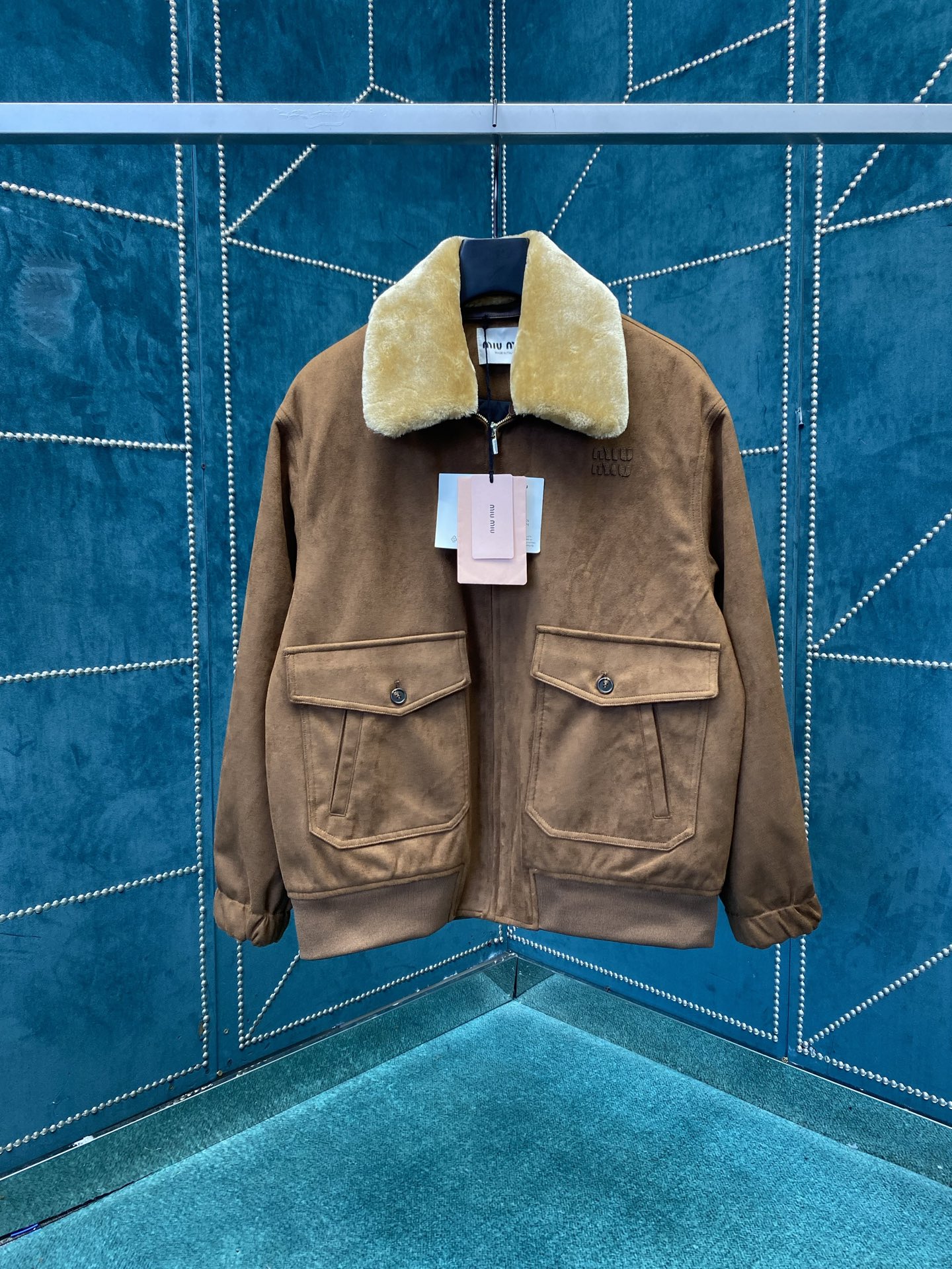 NO:540887,Miumiu25ss new dyed wool jacket with lamb fur collar This loose jacket achieves a retro look with special aging and clothing dyed wool fabric. The soft lamb fur collar and Oversize style enrich the design, giving it a sophisticated modern charm. S.M.L.XL.,,miumiu, versace, jackets & coats, alexander wang19860909miumiu25ss新款染色羊毛夹克,配有羊羔毛领这款宽松夹克通过特殊老化处理和衣物染色羊毛面料实现复古外观.柔软的羊羔毛领和Oversize版型丰富了设计,赋予其精致现代的魅力. 码数S.M.L.XL.,,miumiu,versace,jackets & coats,alexander wang,Men's clothing