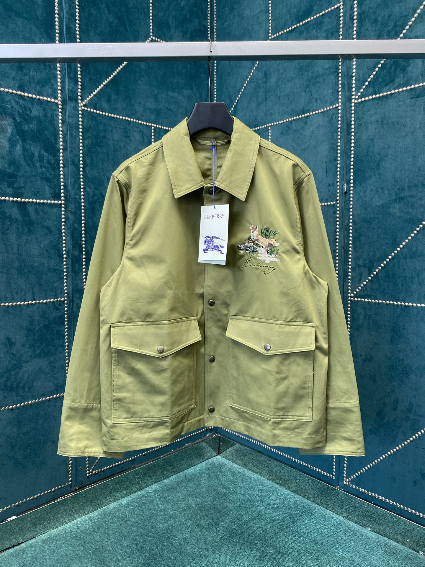 NO:540885,Burberry 25ss new fox pattern Gabaden jacket, made of Italian worsted cotton Gabaden fabric, presenting a casual style. Embellished with the same-color cursive style logo embroidery, incorporates the jumping fox pattern to vividly interpret the British country style. The collar bottom is matched with Burberry check lining, highlighting the brand elements. S.M.L.XL.,,burberry,burberry, jackets & coats,alexander wang19860909巴宝莉 25ss新款狐狸图案嘎巴甸夹克夹克,选用意大利精纺棉质嘎巴甸面料打造,呈现休闲版型.点缀同色系草书风格徽标刺绣,融入跳跃狐狸图案,生动演绎英国乡村风情.领底搭配 Burberry 格纹内衬,彰显品牌元素. 码数S.M.L.XL.,,burberry,burberry,jackets & coats,alexander wang,Men's clothing