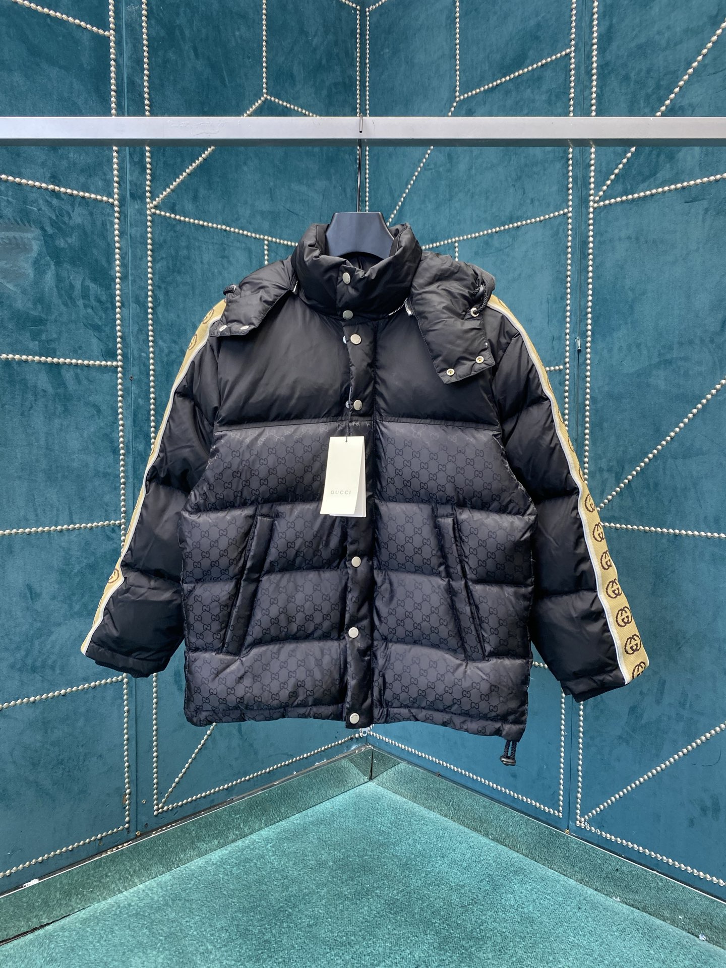 NO:540873,G Home 25ss new full-print nylon high-neck cold-proof neck hooded short down jacket winter men and women style black size 44.46.48.50.52., gucci, down jacket, hats, alexander wang19860909G家25ss新款满印花尼龙高领防寒护脖连帽短款羽绒服 冬季 男女同款 黑色 码数44.46.48.50.52.,,gucci,down jacket,hats,alexander wang,Men's clothing