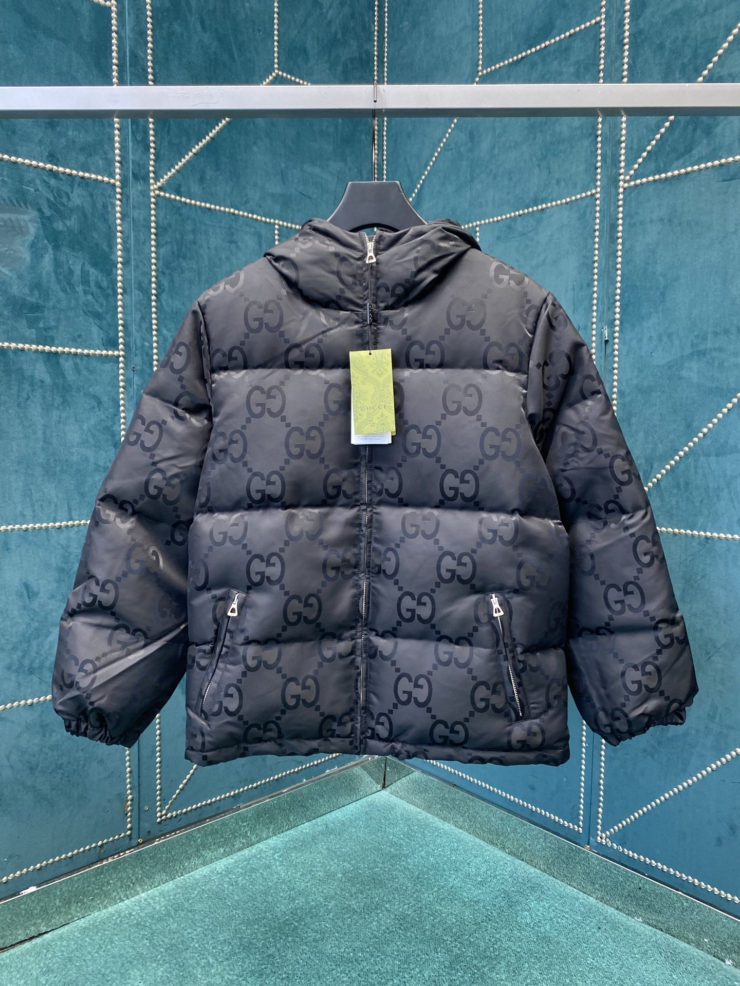 NO:540883,G Home 25ss new GG nylon canvas down jacket 2025 early autumn series cleverly combines diverse textures and exquisite details. This down jacket is made of black heavy GG nylon canvas, equipped with a fixed hood and a zipper front closure. Size 42.44.46.48.50., gucci, jackets & coats, down jacket, hats, alexander wang19860909G家25ss新款GG尼龙帆布羽绒夹克2025早秋系列将多样纹理和精致细节巧妙糅于一体.这款羽绒夹克选用黑色重磅GG尼龙帆布打造,配备固定兜帽与拉链前襟. 码数42.44.46.48.50.,,gucci,jackets & coats,down jacket,hats,alexander wang,Men's clothing