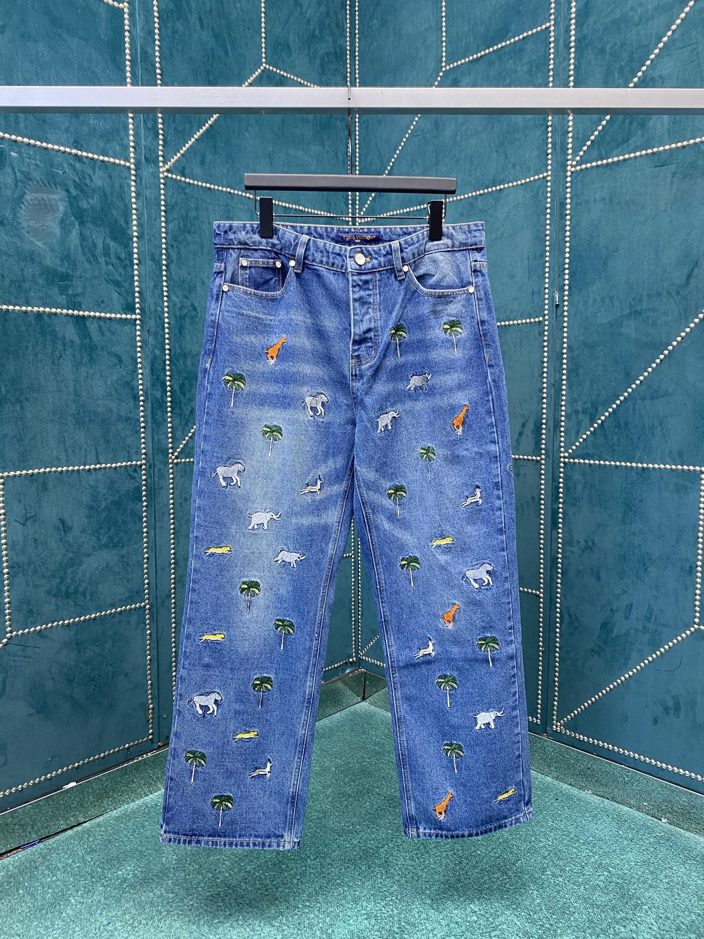 NO:540877,Donkey 25ss new animal embroidered jeans show synchronous presentation with the same embroidered jeans jacket with a higher version of the size S.M.L.XL.,,louis vuitton,louis vuitton,jeans,jackets & coats,alexander wang19860909驴家25 ss新款动物刺绣牛仔裤 秀场同步呈现 搭配同款刺绣牛仔裤外套高版本 码数S.M.L.XL.,,louis vuitton,louis vuitton,jeans,jackets & coats,alexander wang,Men's clothing