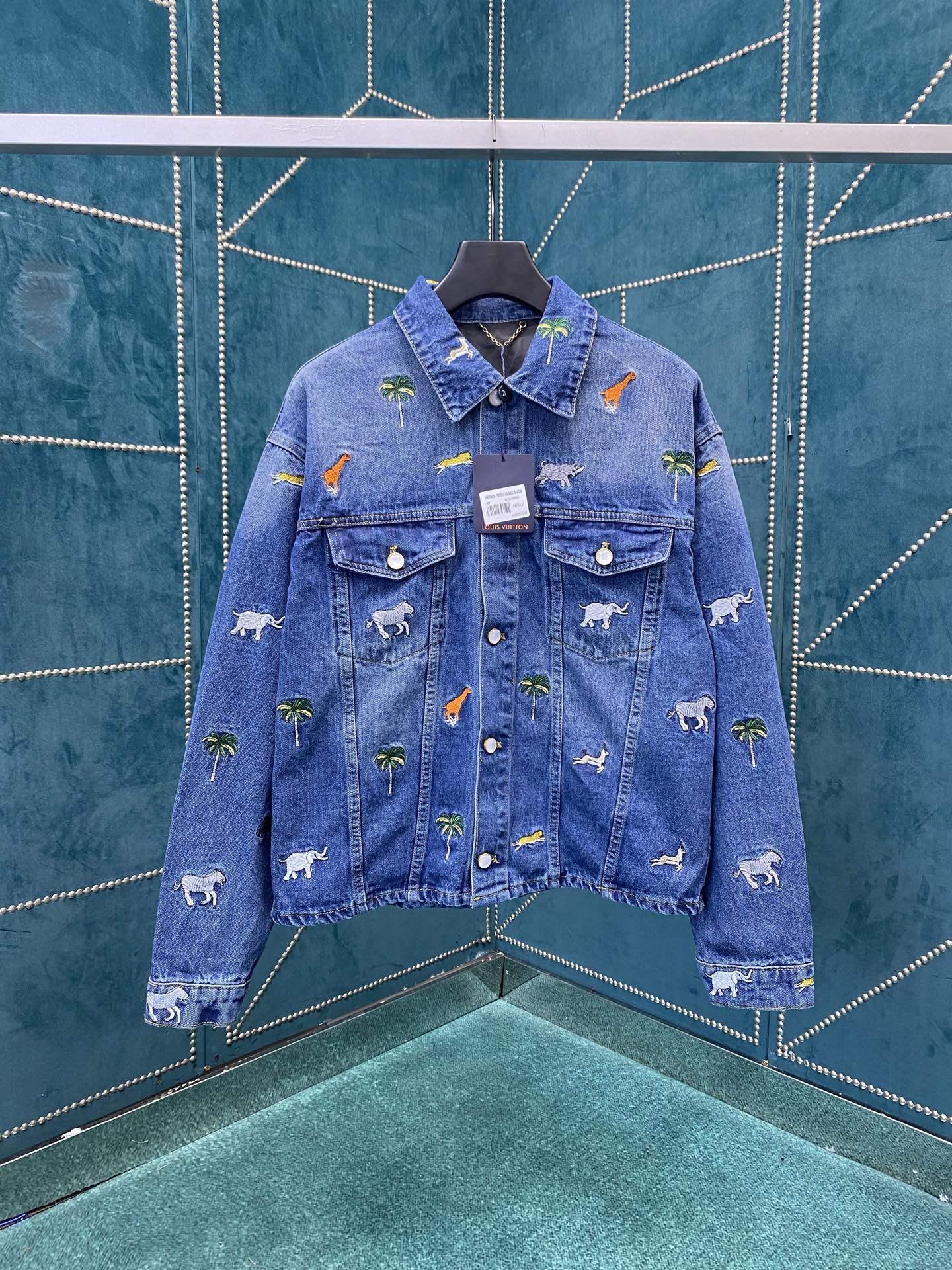 NO:540879,Donkey 25ss new animal embroidered denim jacket, show synchronous presentation, matched with the same embroidered jeans, high version, S.M.L.XL.,,louis vuitton,louis vuitton,jeans,jackets & coats,alexander wang19860909驴家25 ss新款动物刺绣牛仔外套 秀场同步呈现 搭配同款刺绣牛仔裤 高版本 码数S.M.L.XL.,,louis vuitton,louis vuitton,jeans,jackets & coats,alexander wang,Men's clothing
