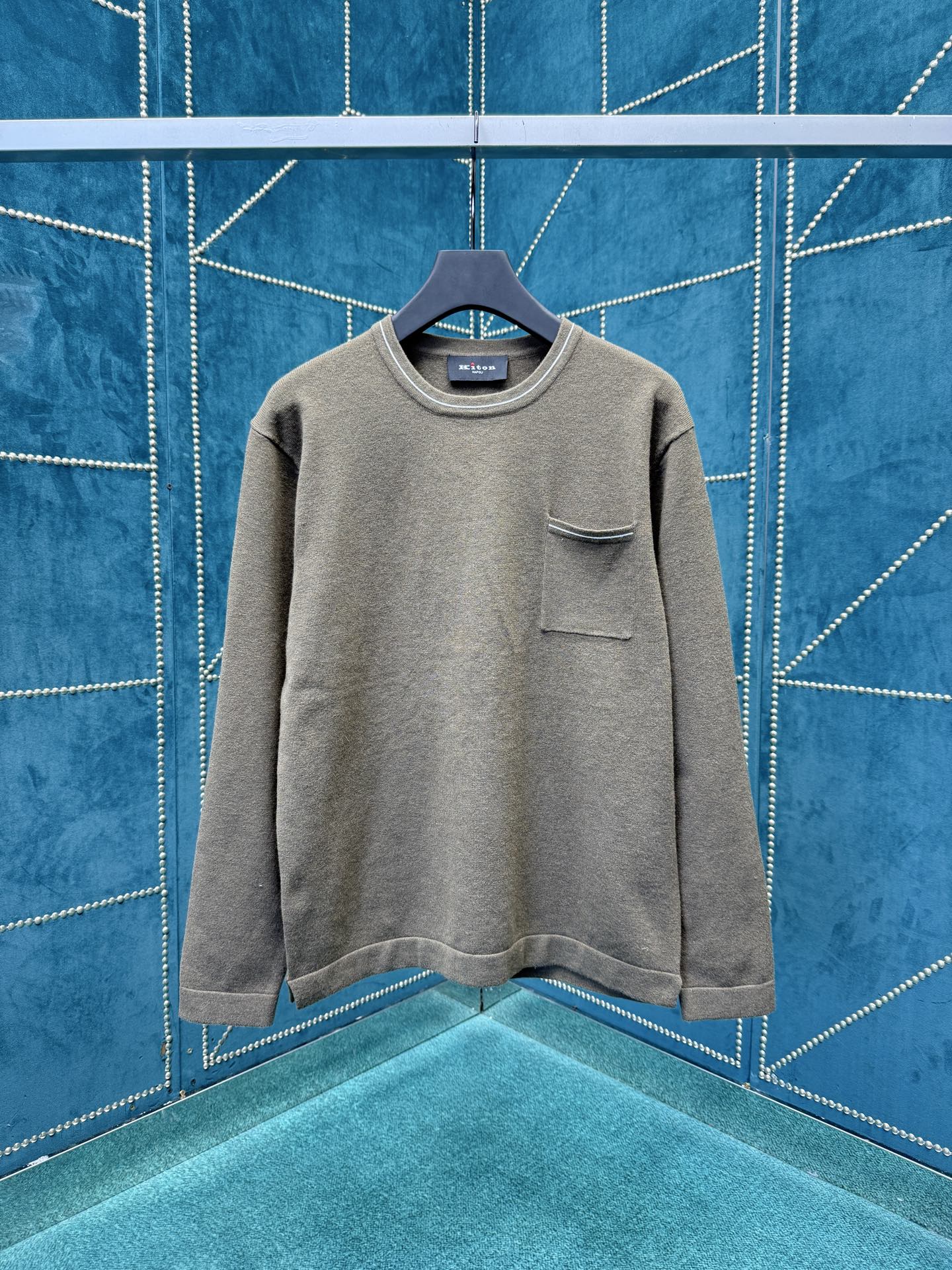 NO:540868,Kiton25ss new knitted long sleeves round neck pockets on chest and ribbed trim on cuff hem. High-version S.M.L.XL.XXL.,,alexander wang19860909kiton25ss新款针织长袖 圆领 胸口处有口袋 袖口下摆有罗纹饰边 高版本 码数S.M.L.XL.XXL.,,alexander wang,Men's clothing