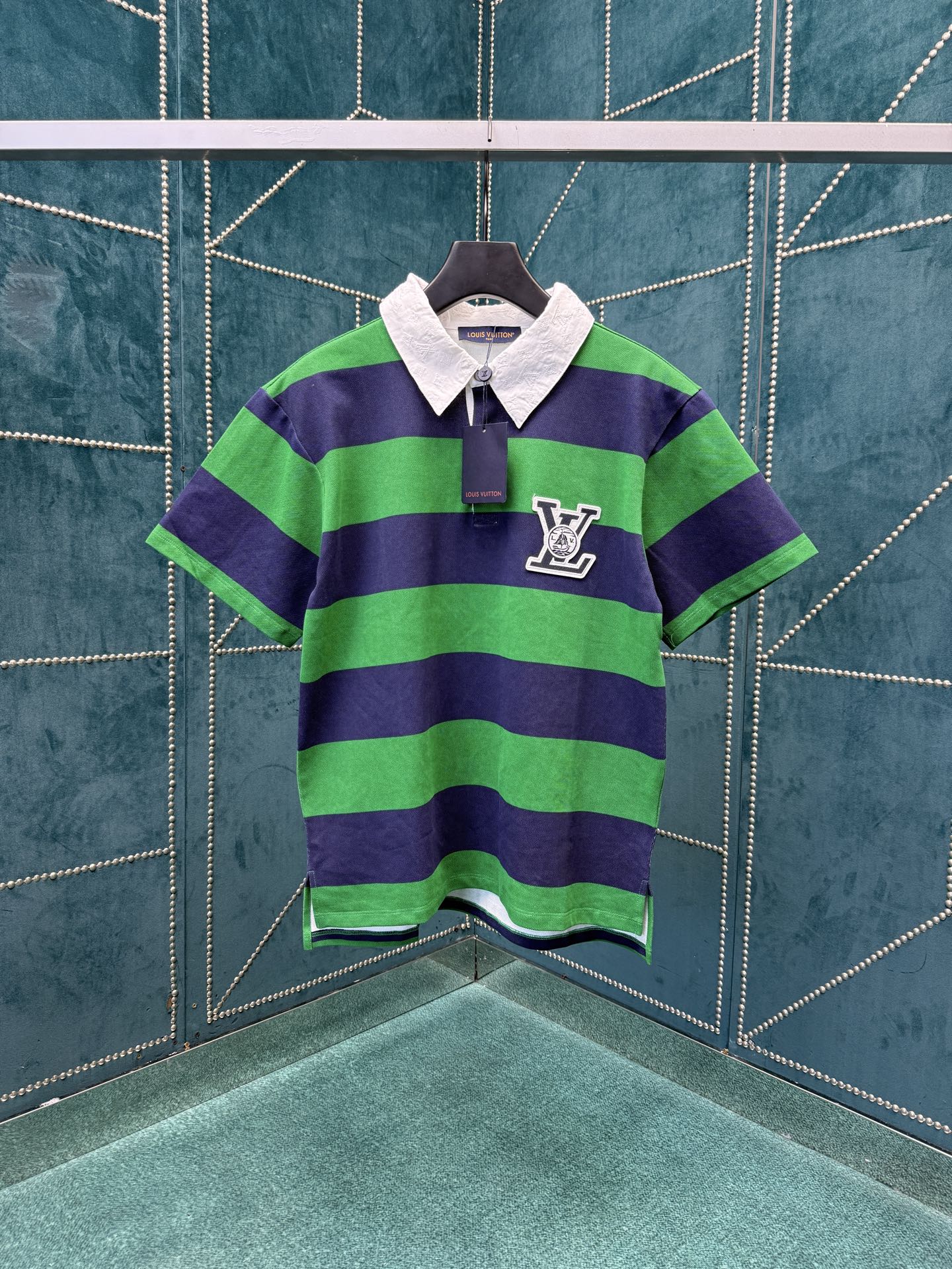 NO:540862,Donkey 25ss new striped short-sleeved polo shirt This striped polo shirt continues the inspiration of the college team style this season, pairing cotton knitted clothes with Monogram jacquard pattern collar, and then allowing the LV patch that looks like the college badge to fit on the chest. The back inlaid rowboat pattern injects a bright color contrast. S.M.L.,,louis vuitton,louis vuitton,louis vuitton,T-shirt,alexander wang19860909驴家25ss新款条纹短袖马球衫本款条纹马球衫延续当季对学院校队风尚的灵感探索,为棉质针织衣身搭配 Monogram 提花织纹衣领,再令恰似学院徽章的 LV 贴饰栖身胸前.后部嵌花划艇图案注入鲜明的色彩反差. 码数S.M.L.,,louis vuitton,louis vuitton,louis vuitton,T-shirt,alexander wang,Men's clothing