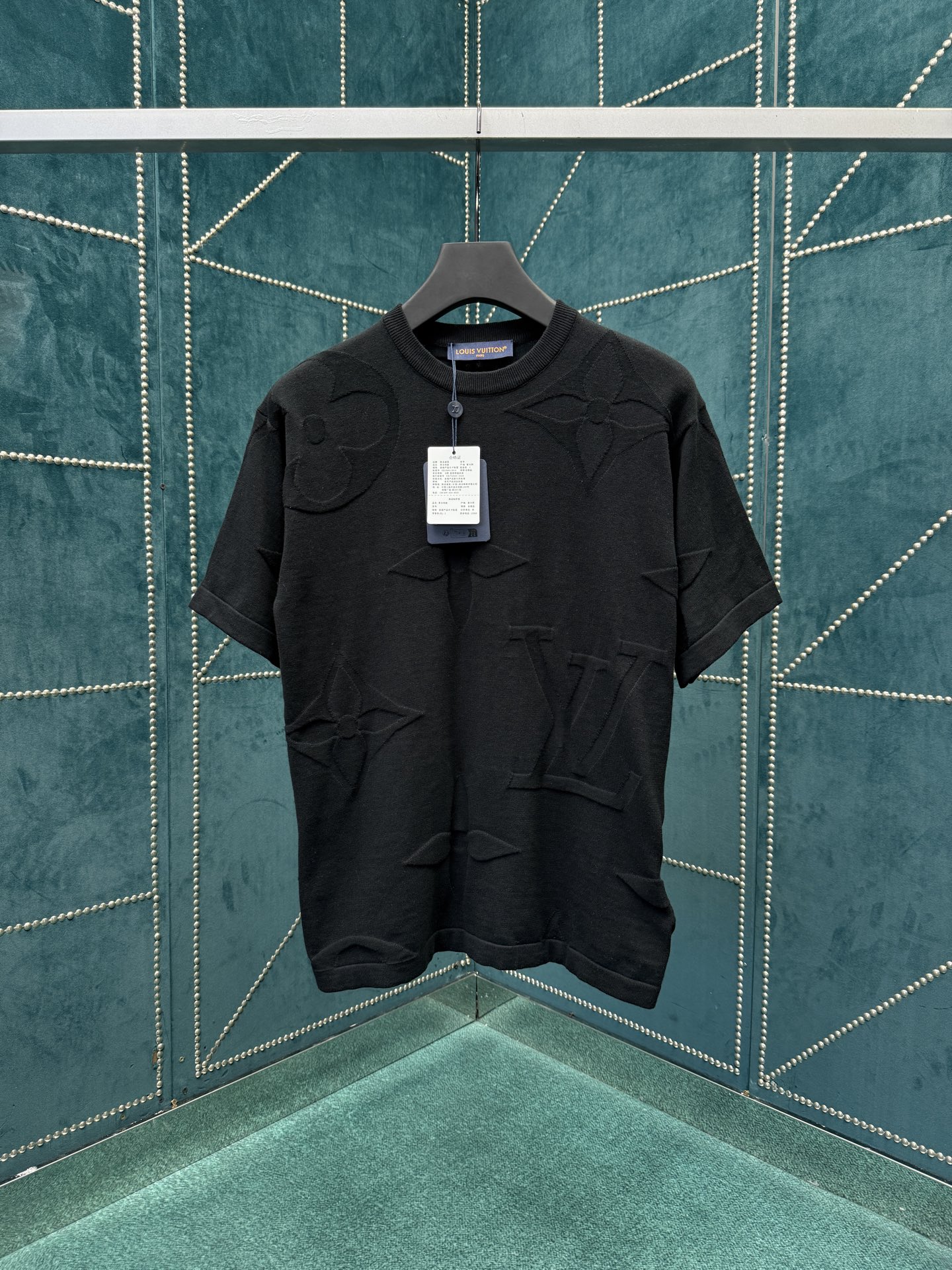 NO:540866,Donkey 25ss new MONOGRAM cotton short-sleeved round neck shirt This cotton round neck shirt is full-frame Monogram Macro pattern renders deep tones, and integrates large Monogram flowers and LV logos into soft jacquard knit, which can inject a delicate atmosphere into all shapes. S.M.L.XL.,,louis vuitton,louis vuitton,louis vuitton,T-shirt,alexander wang19860909驴家25ss新款MONOGRAM 棉质短袖圆领衫本款棉质圆领衫为全幅 Monogram Macro 图案渲染深邃色调,于柔软提花针织融入大号Monogram 花卉和 LV 标识,可为各式造型注入考究气息. 码数S.M.L.XL.,,louis vuitton,louis vuitton,louis vuitton,T-shirt,alexander wang,Men's clothing