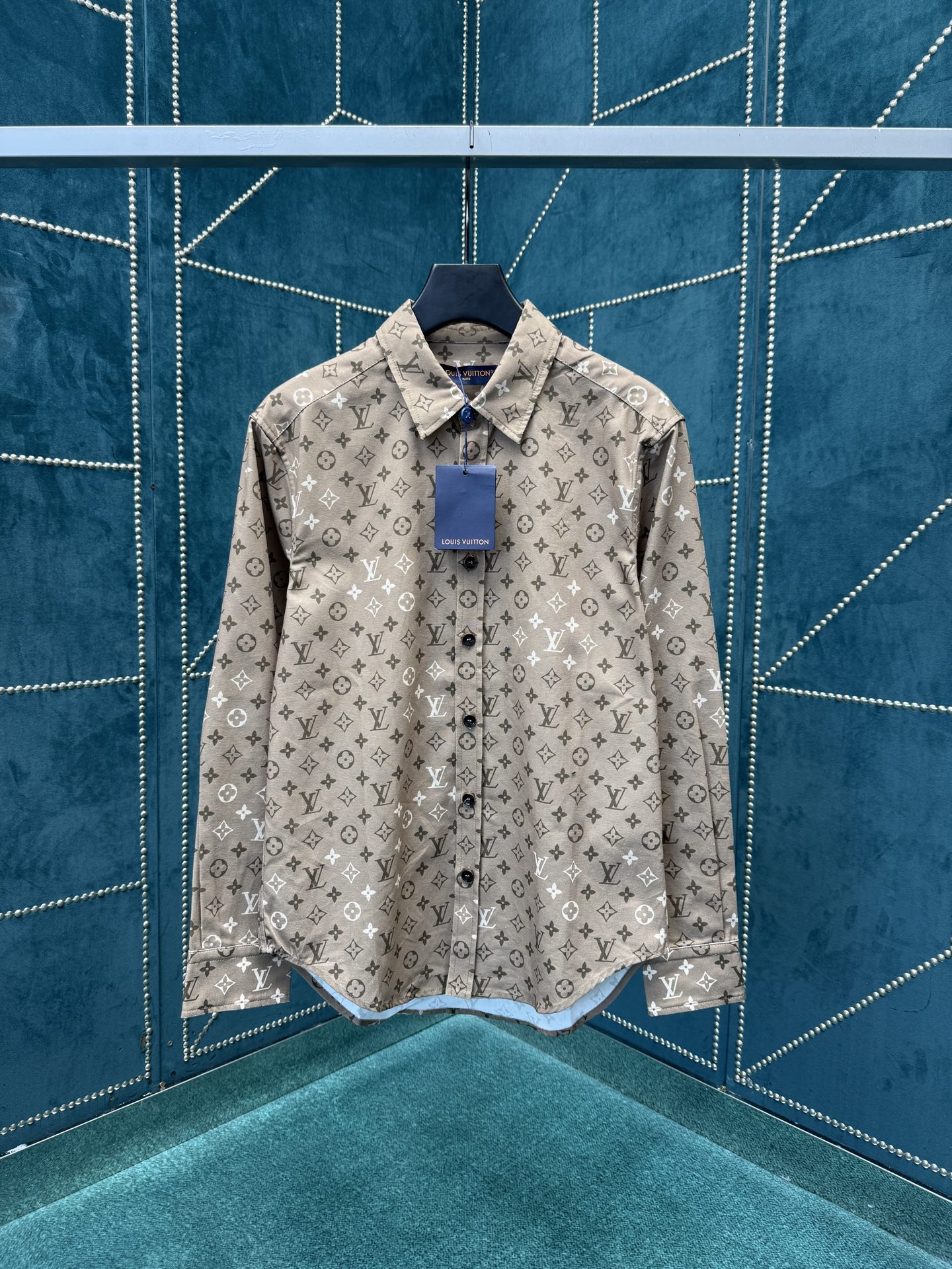 NO:568138,Lujia 25ss new full-print gradient men's shirt high version size S.M.L.XL.,,louis vuitton,louis vuitton,shirts,alexander wang19860909驴家25ss新款满印渐变男款衬衫 高版本 码数S.M.L.XL.,,louis vuitton,louis vuitton,shirts,alexander wang,Men's clothing