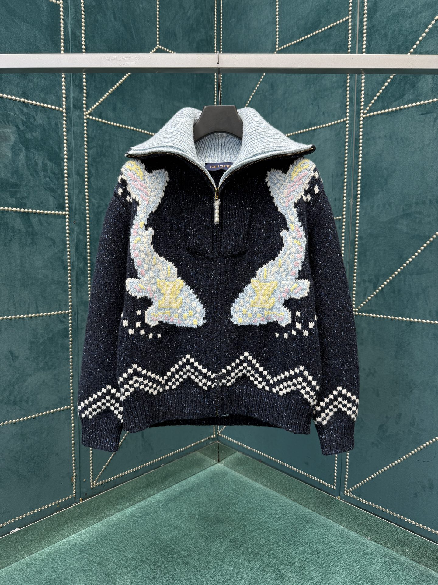 NO:540884,Donkey 25ss new zipper knitted waist jacket This zipper is focused on the creative picture drawn by Pharrell Williams and Nigo in the fall and winter of 2025. The koi wearing the LV logo cruising on the front, and behind the cherry blossoms and Japanese markings reveal the cultural source of Nigo. The exquisite pattern is presented in cotton-wool blend knitted through inlay and embroidery, with delicate textures like handmade. The beaded zipper head adds an elegant touch to the comfortable silhouette. S.M.L.XL.,,louis vuitton,louis vuitton,louis vuitton,jackets & coats,alexander wang19860909驴家25ss新款拉链针织束腰夹克本款束腰夹克聚焦 Pharrell Williams 与 Nigo 在 2025 秋冬季携手共绘的创意图景.身披 LV 标识的锦鲤在正面游弋,樱花和日文字样标记背后,道出 Nigo 的文化之源.考究图案通过嵌花和刺绣工艺呈现于棉毛混纺针织,纹理细腻有如手工制成.珠饰拉链头为舒适廓形再添雅致一笔. 码数S.M.L.XL.,,louis vuitton,louis vuitton,louis vuitton,jackets & coats,alexander wang,Men's clothing