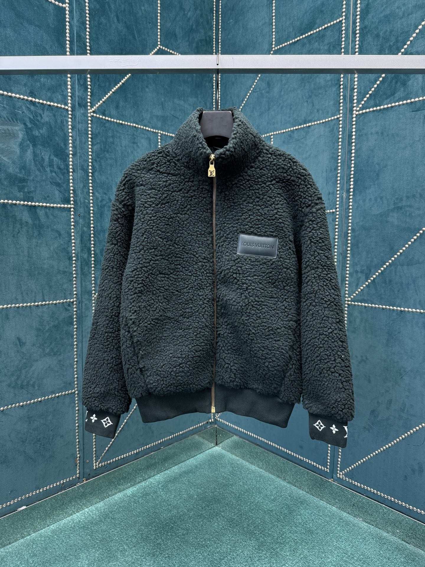 NO:540882,Donkey 25ss new leather patch suede waist jacket This suede waist jacket is surrounded by warm and warm in the cold season. The cuffs and collar are marked contrasting Monogram jacquard, which complements the Louis Vuitton logo embossed leather patch on the chest. The technology fabric lining is fully laid out with Monogram pattern, which makes the interior and exterior easy to switch with elegant style. S.M.L.XL.,,louis vuitton,louis vuitton,louis vuitton,jackets & coats,alexander wang19860909驴家 25ss新款皮革贴饰绒面束腰夹克本款绒面束腰夹克于寒冷时节围裹融融暖意.袖口和内领标注撞色 Monogram 提花,与胸前路易威登标识压纹皮革贴饰相映成趣.科技面料内衬全幅铺陈 Monogram 图案,以雅致格调成就内搭外穿的自如切换. 码数S.M.L.XL.,,louis vuitton,louis vuitton,louis vuitton,jackets & coats,alexander wang,Men's clothing