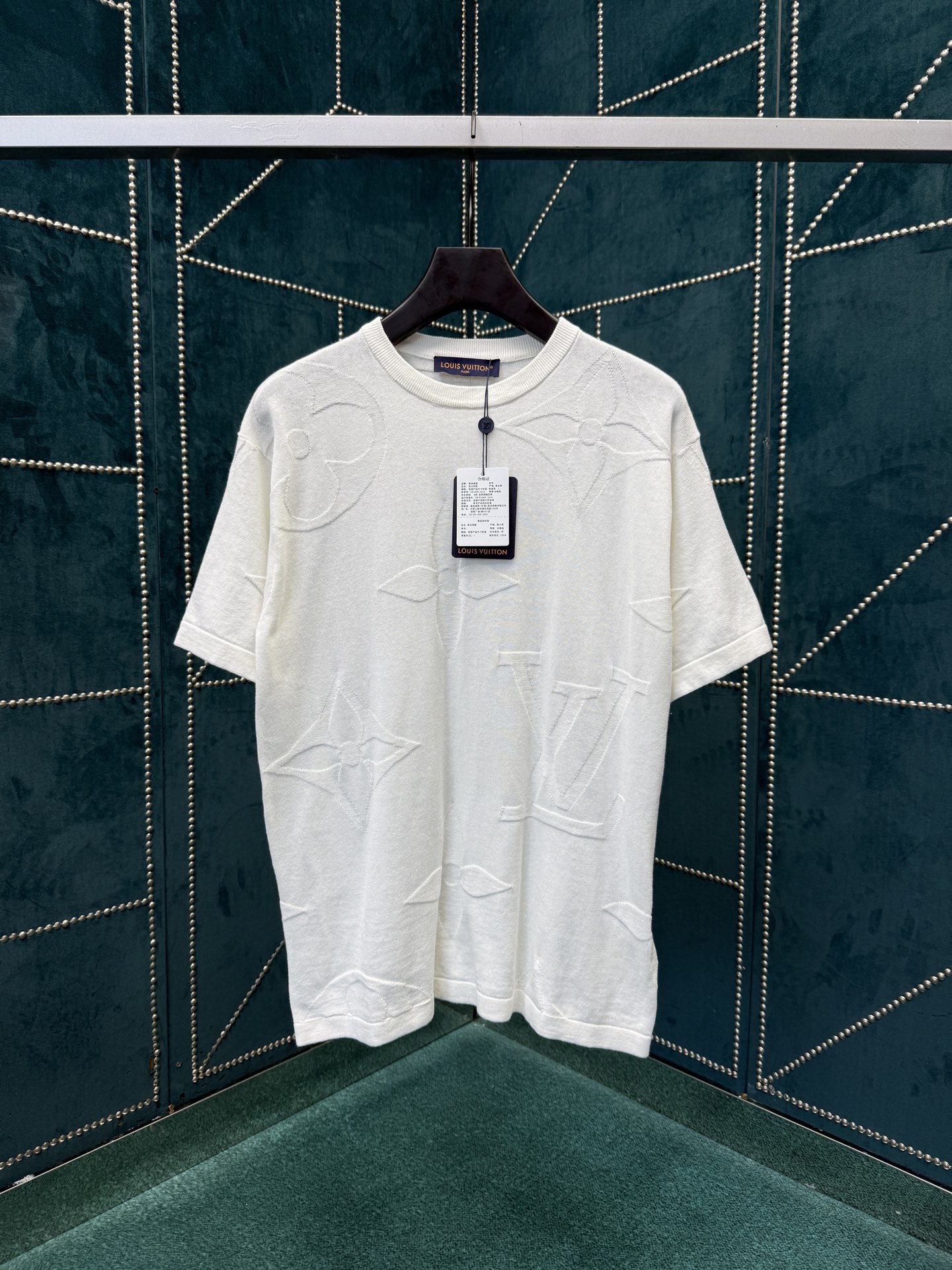 NO:540872,Donkey 25ss new MONOGRAM cotton short-sleeved round neck shirt This cotton round neck shirt is full-frame Monogram Macro pattern renders deep tones, and integrates large Monogram flowers and LV logos into soft jacquard knit, which can inject a delicate atmosphere into all shapes. S.M.L.XL.,,louis vuitton,louis vuitton,louis vuitton,T-shirt,alexander wang19860909驴家25ss新款MONOGRAM 棉质短袖圆领衫本款棉质圆领衫为全幅 Monogram Macro 图案渲染深邃色调,于柔软提花针织融入大号Monogram 花卉和 LV 标识,可为各式造型注入考究气息. 码数S.M.L.XL.,,louis vuitton,louis vuitton,louis vuitton,T-shirt,alexander wang,Men's clothing