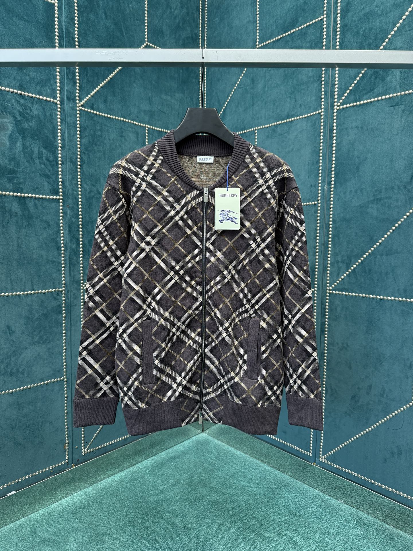 NO:568103,Burberry 25ss new plaid wool and cashmere blended flight jacket is made of lightweight wool and cashmere blended fabric, decorated with jacquard knitted Burberry plaid. It presents a casual fit and is equipped with a B-shaped zipper puller. Size S.M.L,,burberry,burberry,jackets & coats,alexander wang19860909巴宝莉 25ss新款格纹羊毛羊绒混纺飞行夹克选用轻盈羊毛羊绒混纺面料打造,装饰提花针织 Burberry 格纹.呈现休闲版型,搭配 B 字型拉链头. 码数S.M.L,,burberry,burberry,jackets & coats,alexander wang,Men's clothing
